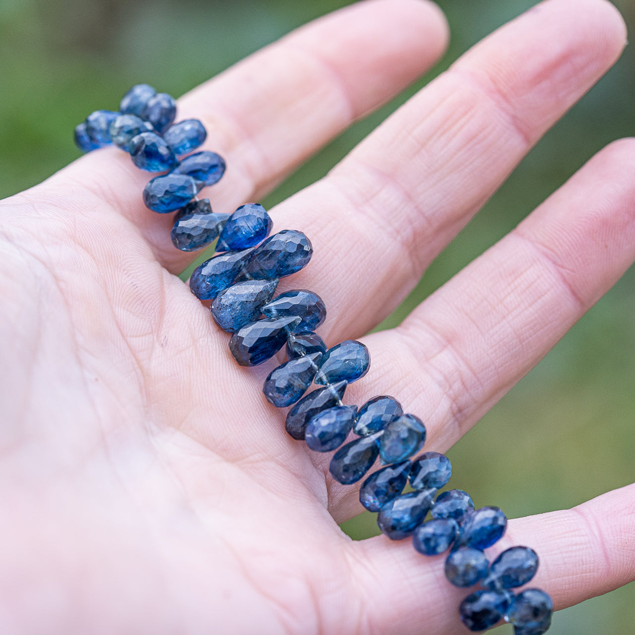 Perles goutes facettes AA de Cyanite bleue de 5 à 10 mm ( lot de 2 perles )