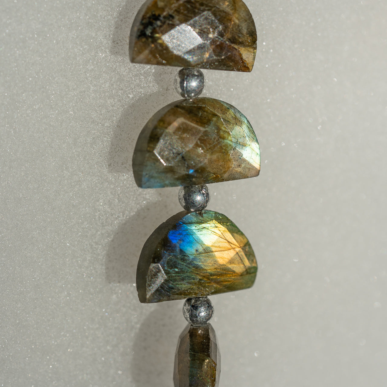 Perles demi-lunes facettes de Labradorite de env 18/20 mm ( lot de 2 perles )