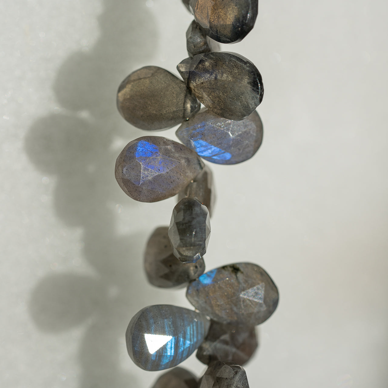 Perles gouttes facettes AA de labradorite de 10/12 mm ( lot de 2 perles )