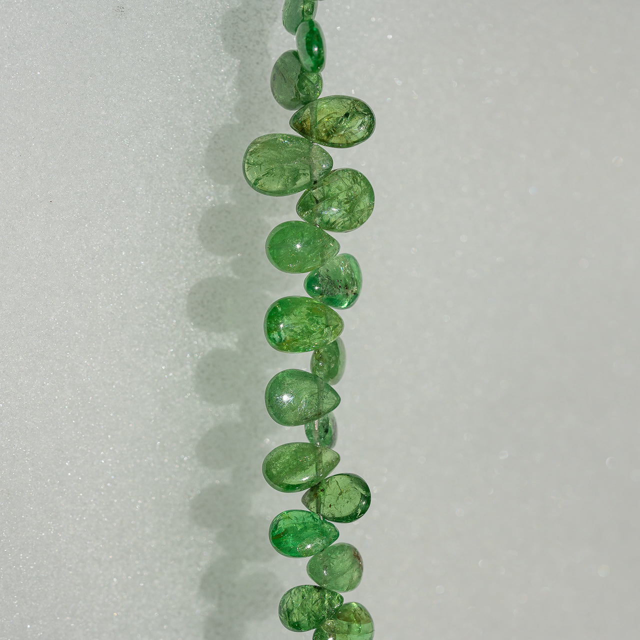 Petites gouttes lisses de Tsavorite de 5 à 7 mm ( lot de 2 perles )