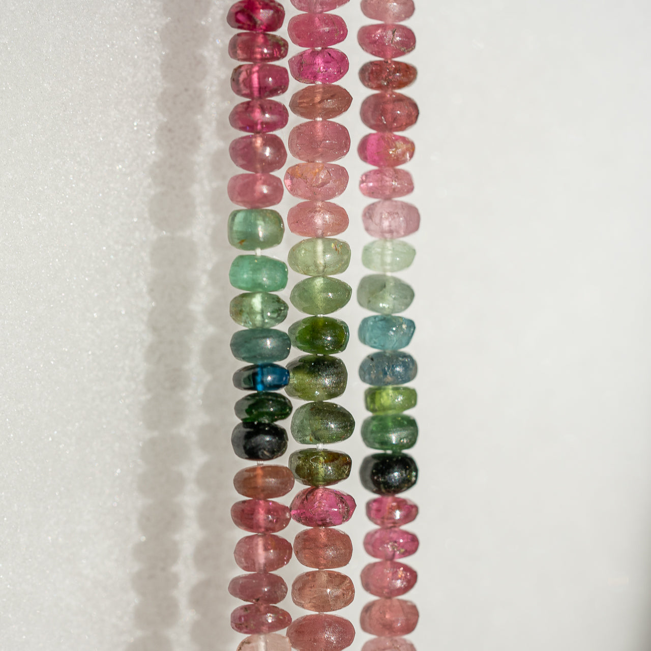 Perles rondelles lisses de Tourmaline multicolore AA de env 4 x 3 mm ( 1/2 rang de env 60 perles )