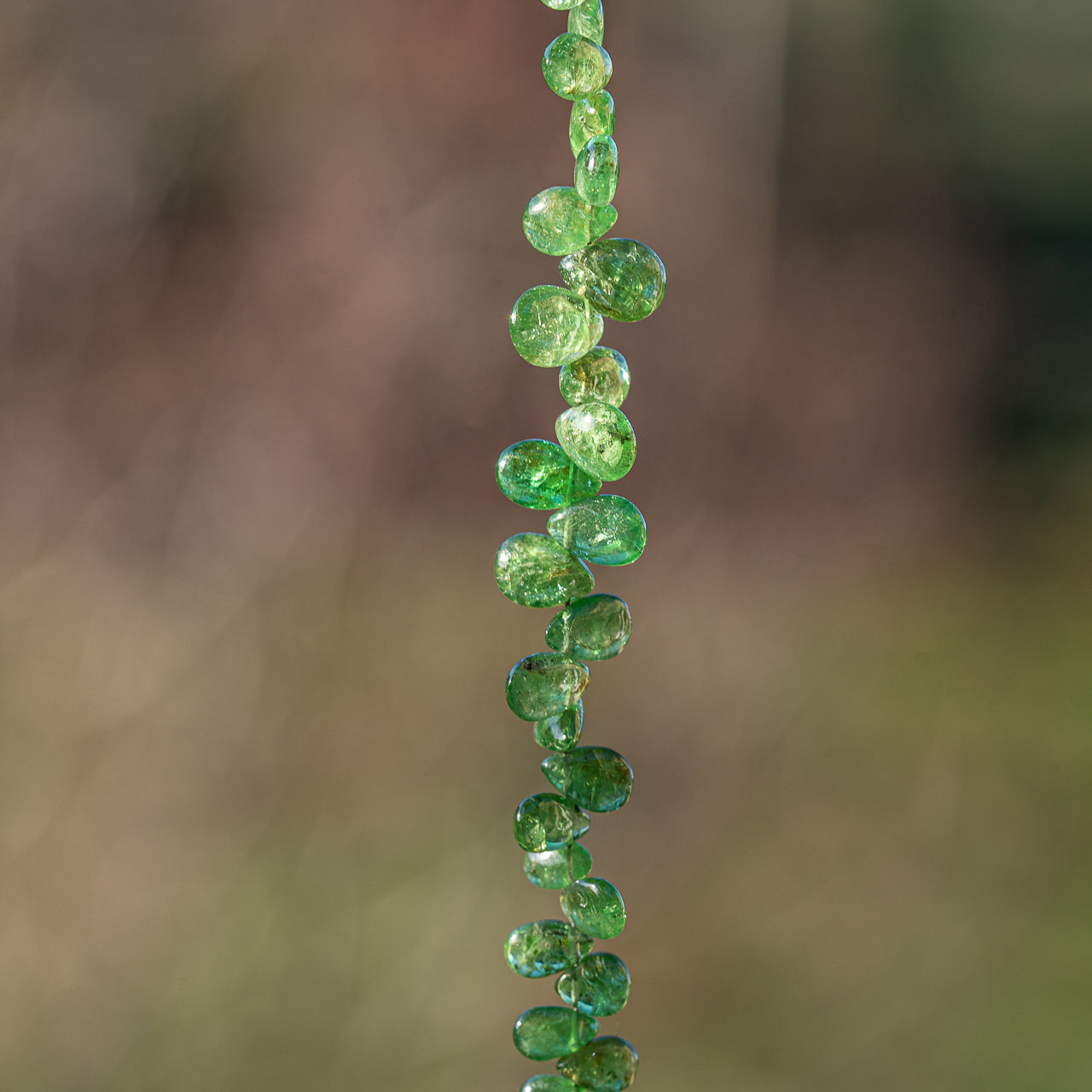 Petites gouttes lisses de Tsavorite de 5 à 7 mm ( lot de 2 perles )