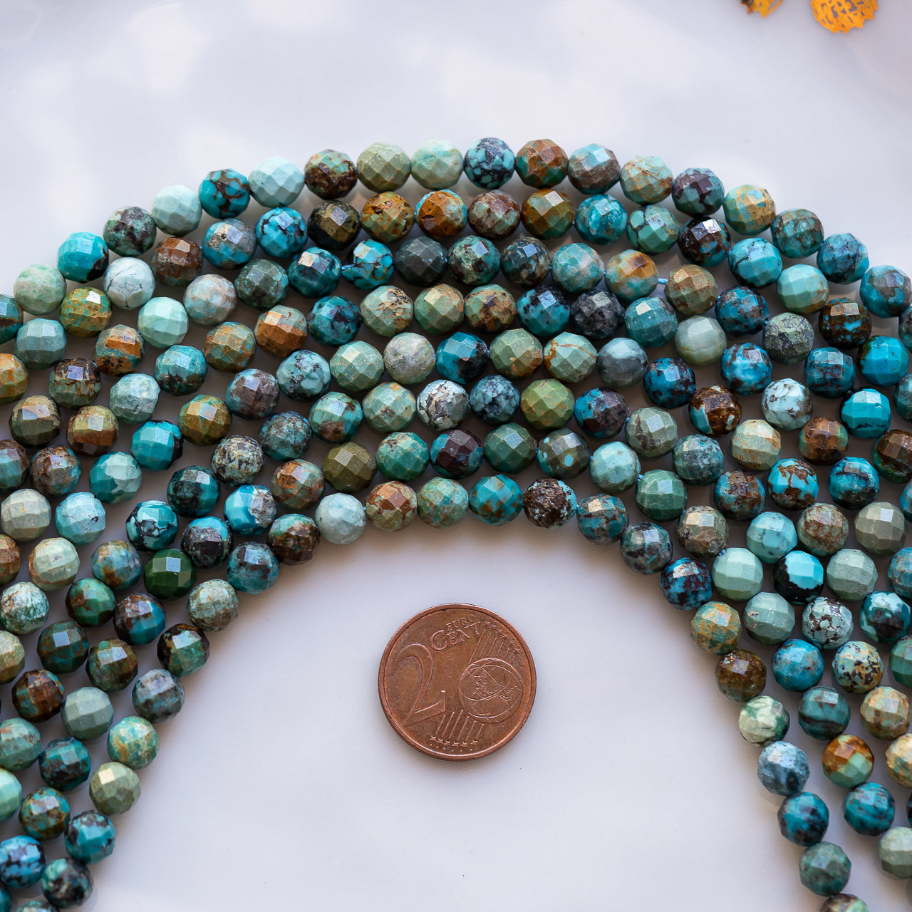 Perles rondes facettes de Turquoise naturelle de 6 mm ( 1/2 rang de env 30 perles )