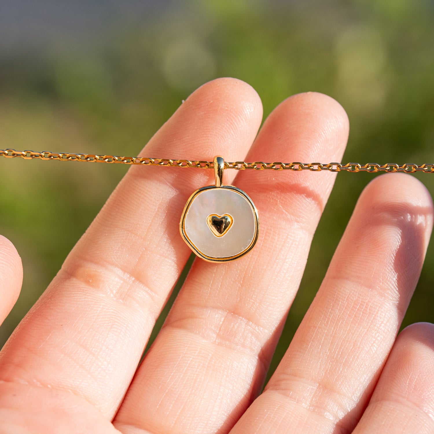 Breloques rondes et coeur en nacre, laiton plaqué or 18k de 18,5 mm ( à l&