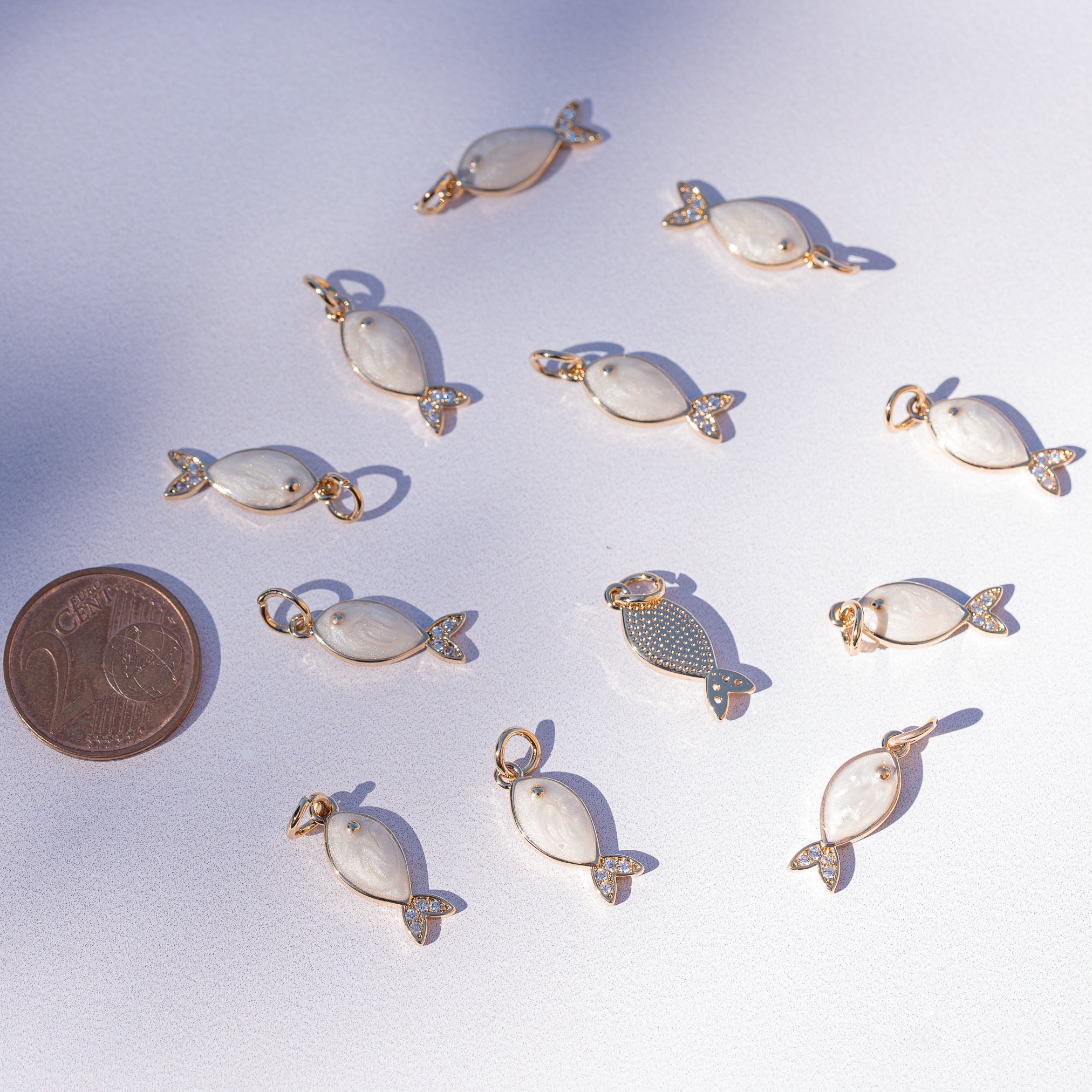 Breloques poissons émaillées en laiton plaqué or 18k et zirconium de 16,5 mm ( à l&