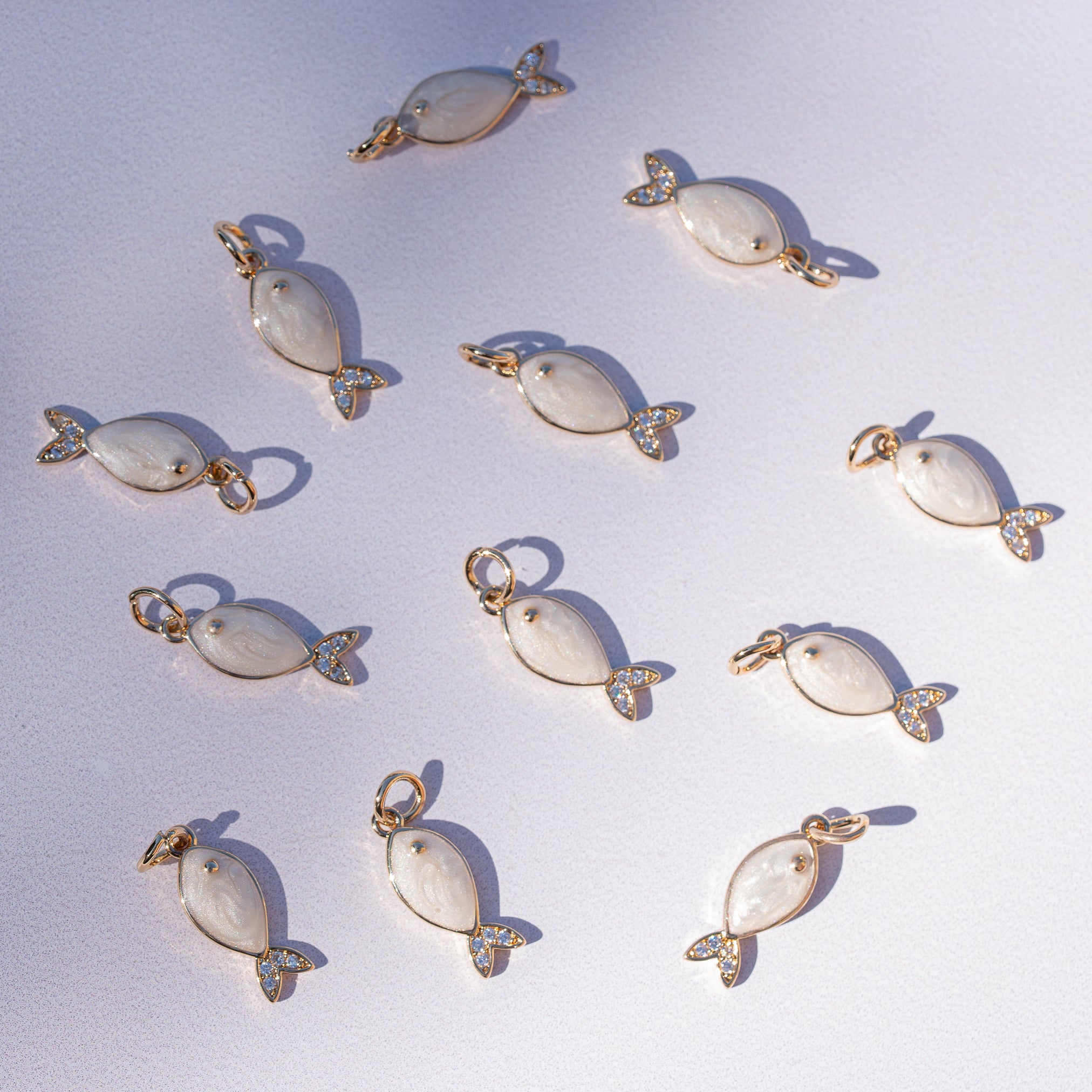 Breloques poissons émaillées en laiton plaqué or 18k et zirconium de 16,5 mm ( à l&
