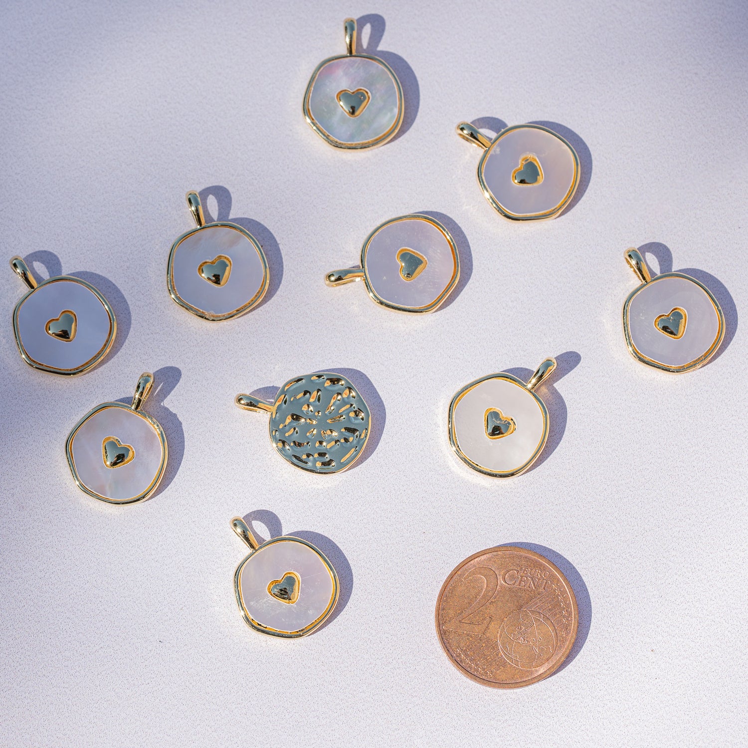 Breloques rondes et coeur en nacre, laiton plaqué or 18k de 18,5 mm ( à l&