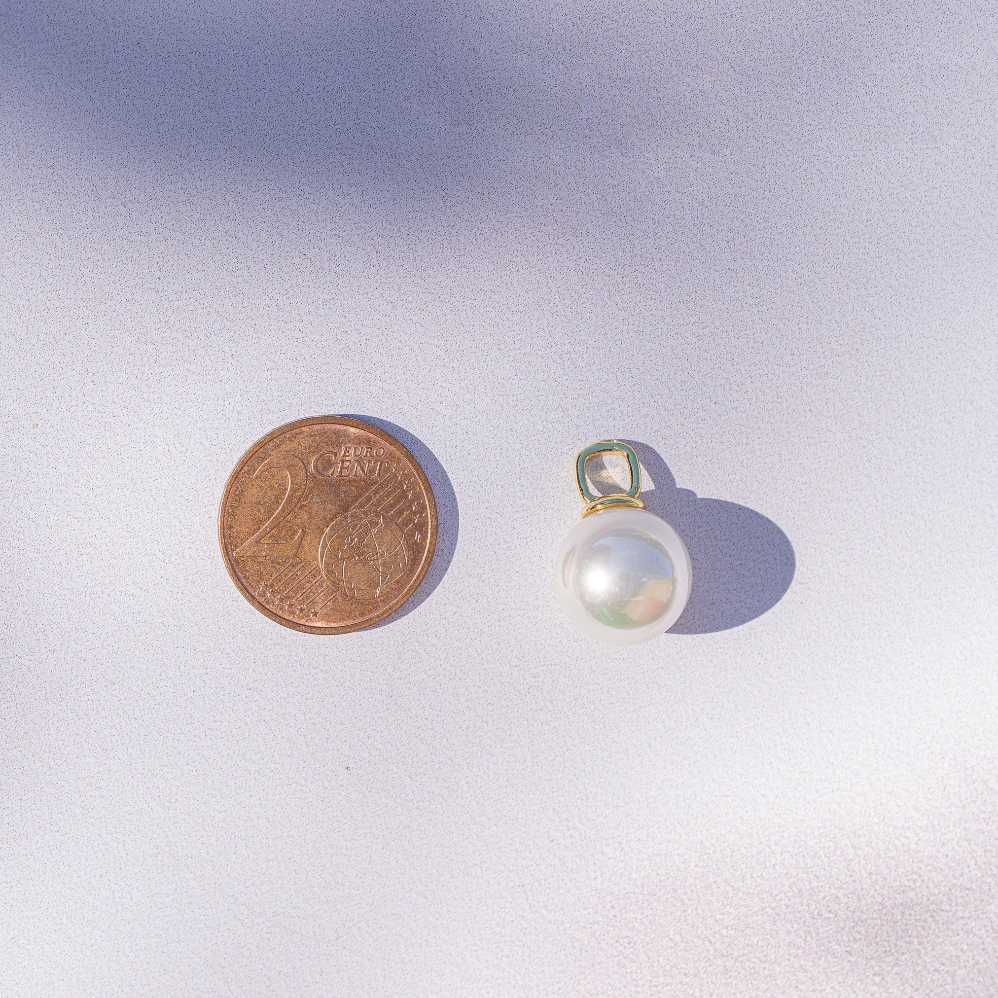 Breloques en laiton plaqué or 18k et boule de nacre de 18,5 mm ( à l&