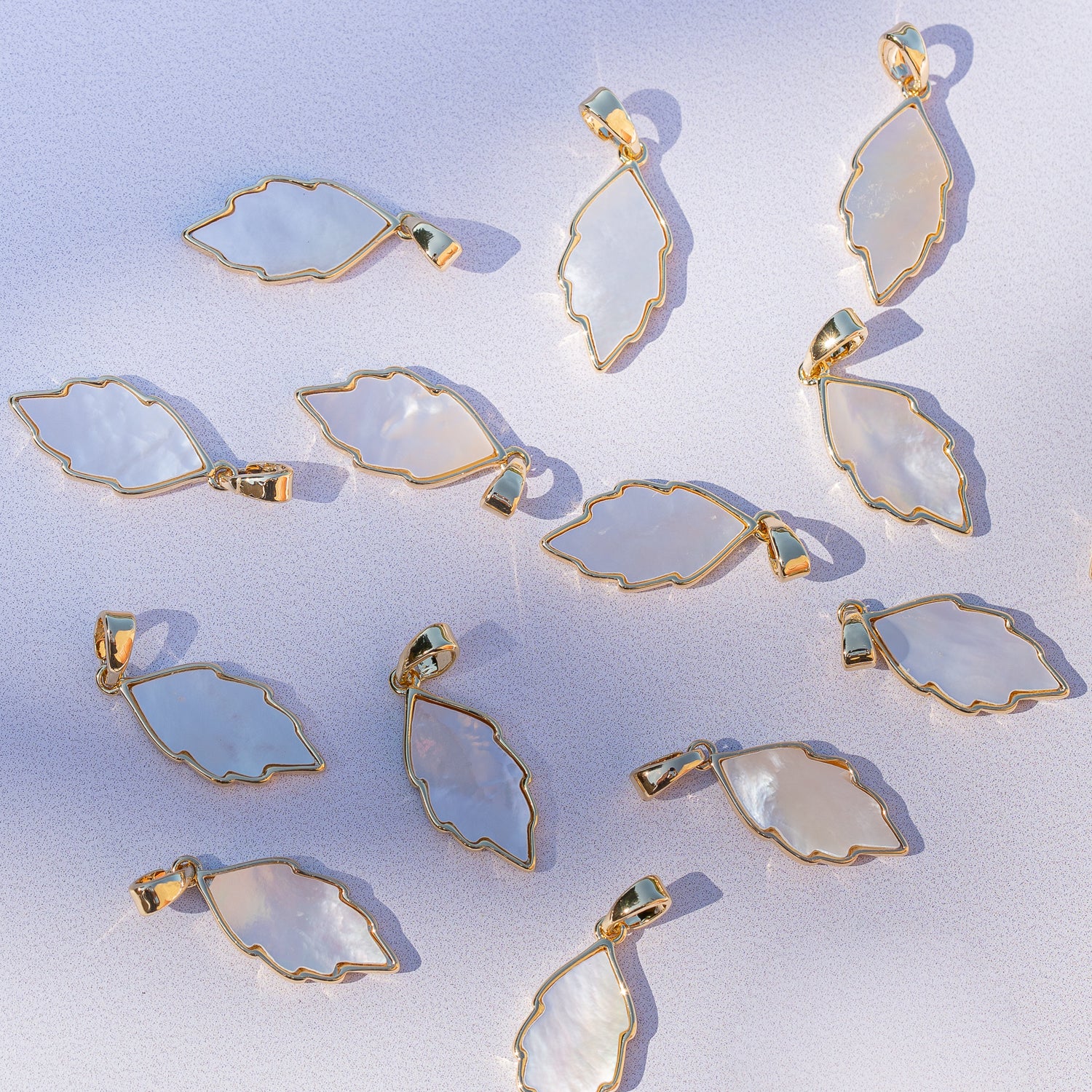 Breloques feuilles en nacre, laiton plaqué or 18k de 20 mm ( à l&