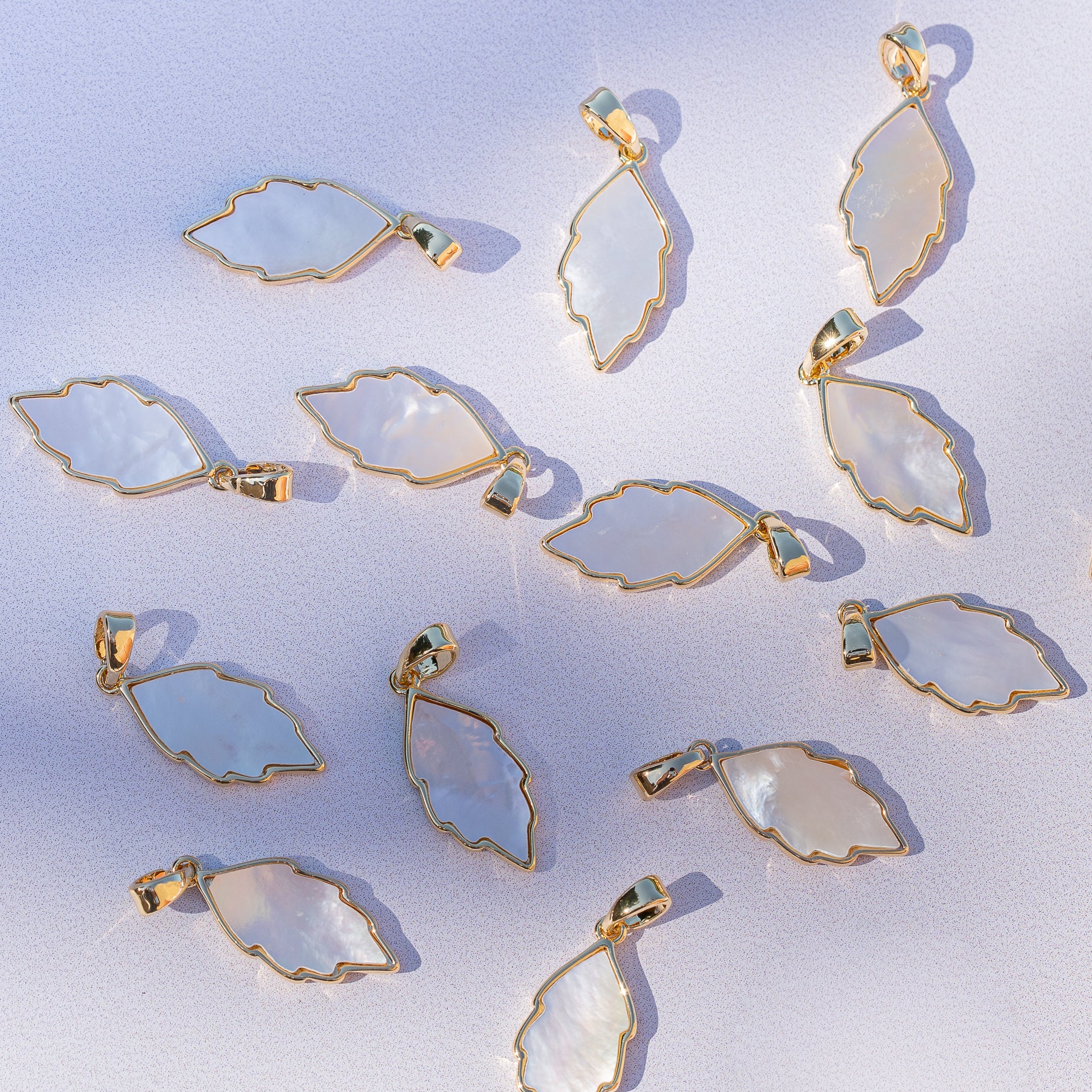 Breloques feuilles en nacre, laiton plaqué or 18k de 20 mm ( à l&