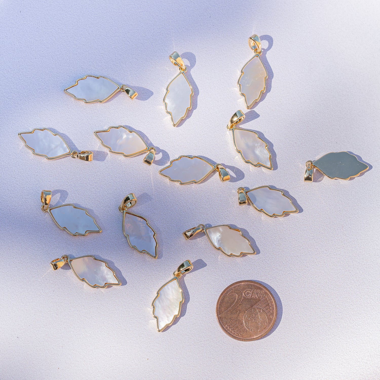 Breloques feuilles en nacre, laiton plaqué or 18k de 20 mm ( à l&