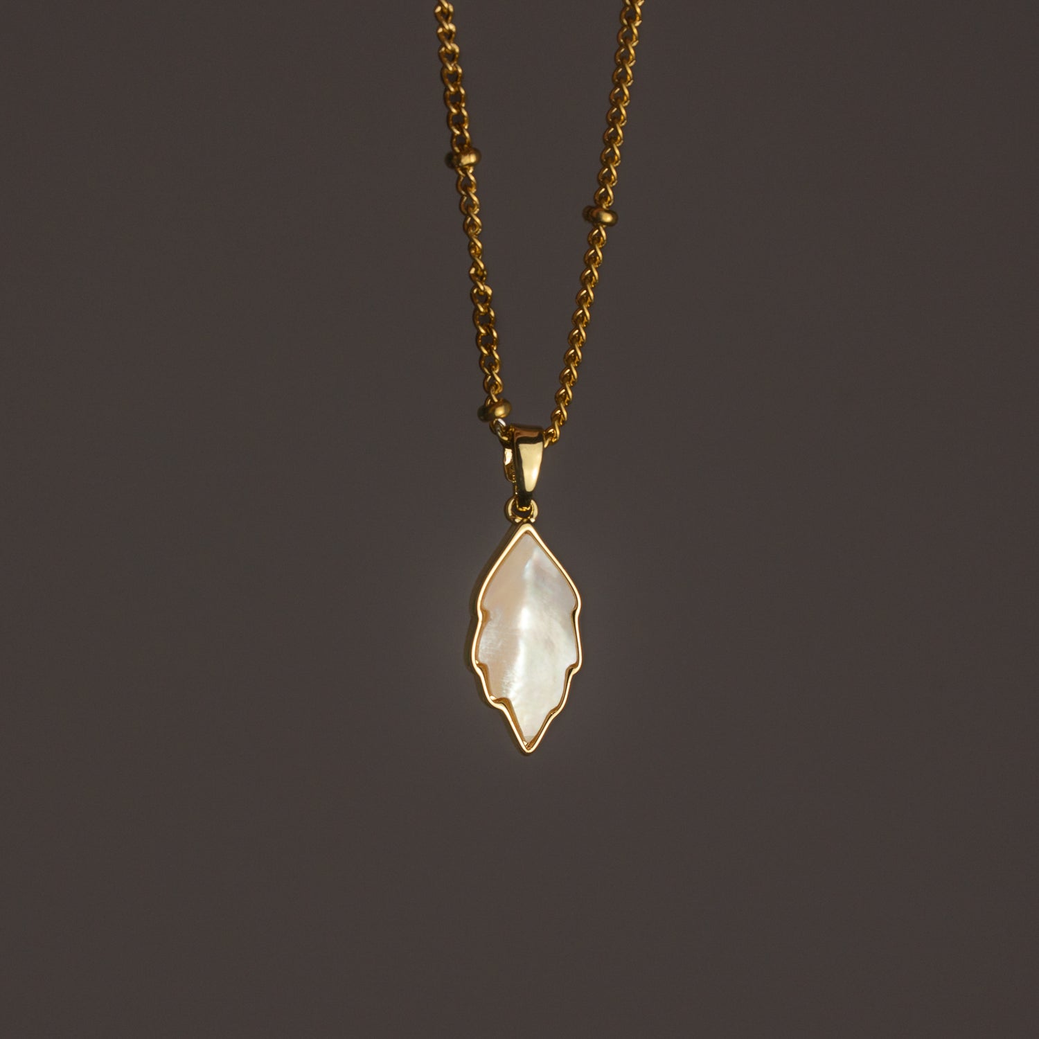 Breloques feuilles en nacre, laiton plaqué or 18k de 20 mm ( à l&