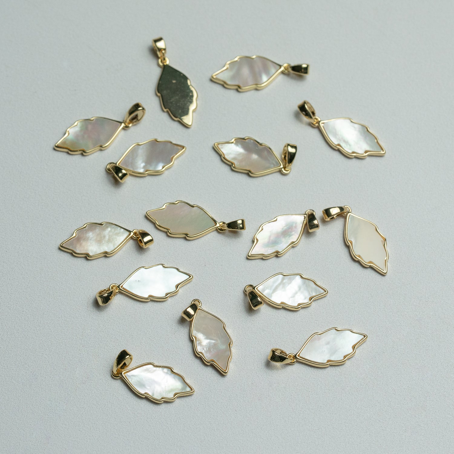 Breloques feuilles en nacre, laiton plaqué or 18k de 20 mm ( à l&