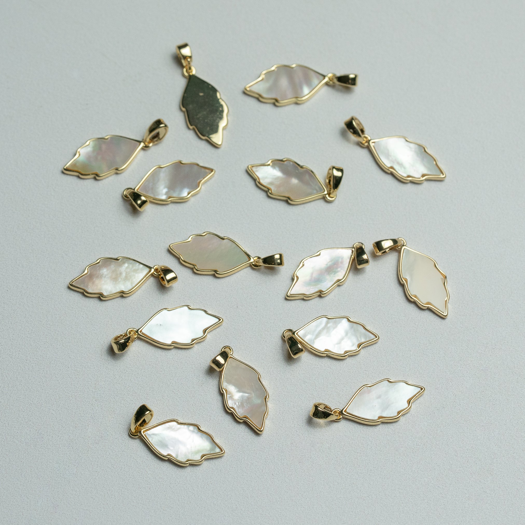 Breloques feuilles en nacre, laiton plaqué or 18k de 20 mm ( à l&
