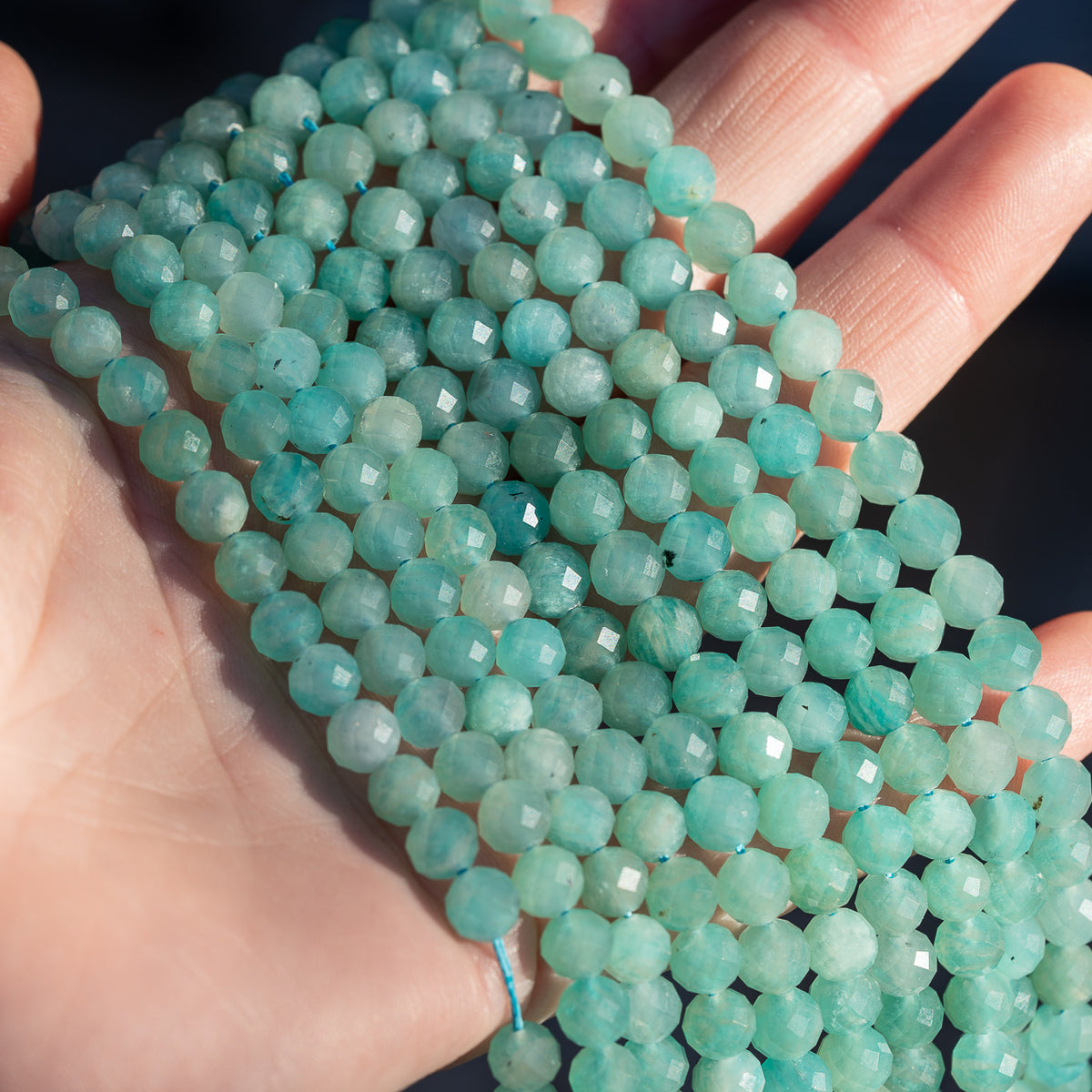 Perles rondes facettes en Amazonite du Pérou de 6,5 mm ( rang de env 60 perles )