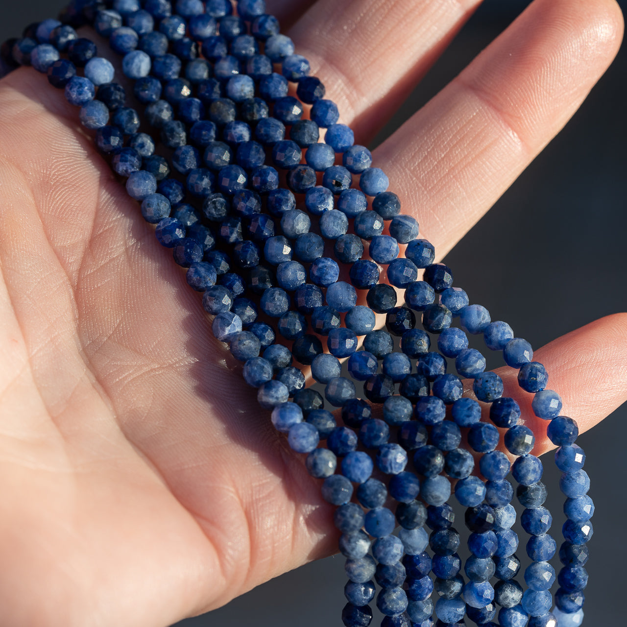 Perles rondes facettes de Sodalite de 4 mm ( rang de env 96 perles )