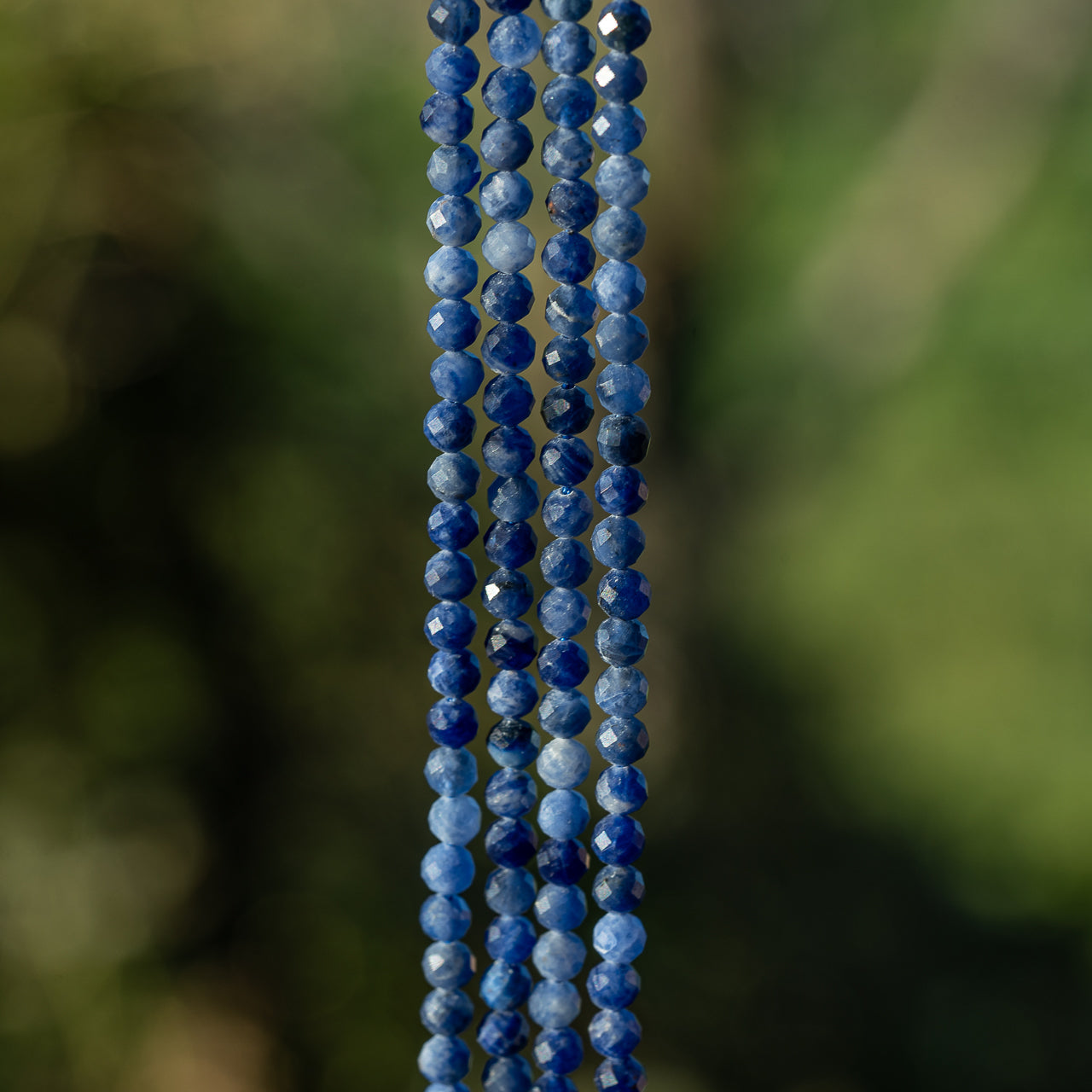 Perles rondes facettes de Sodalite de 4 mm ( rang de env 96 perles )