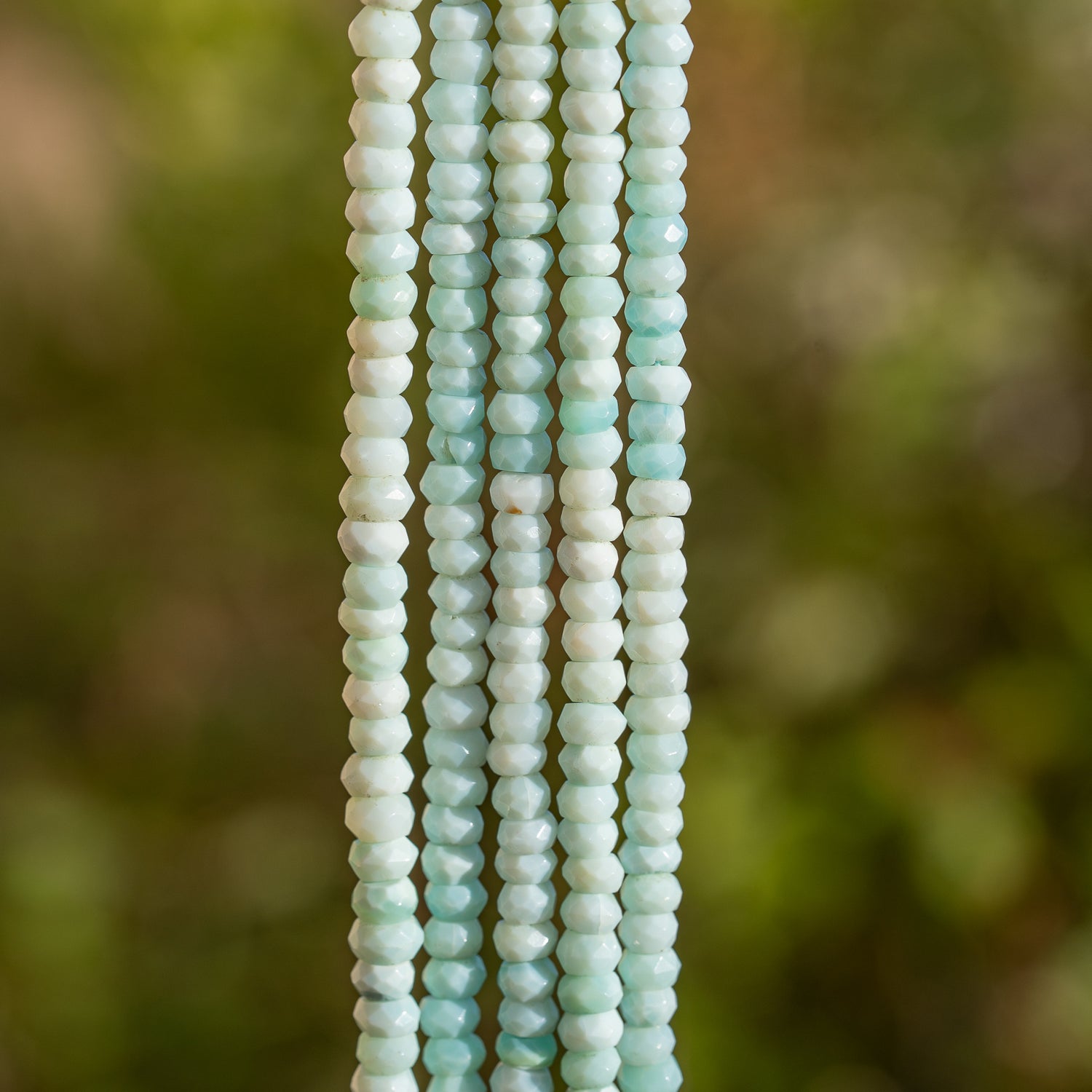 Fils de 33 cm de perles rondelles facettes en Opale bleue de env 5 x 3 mm