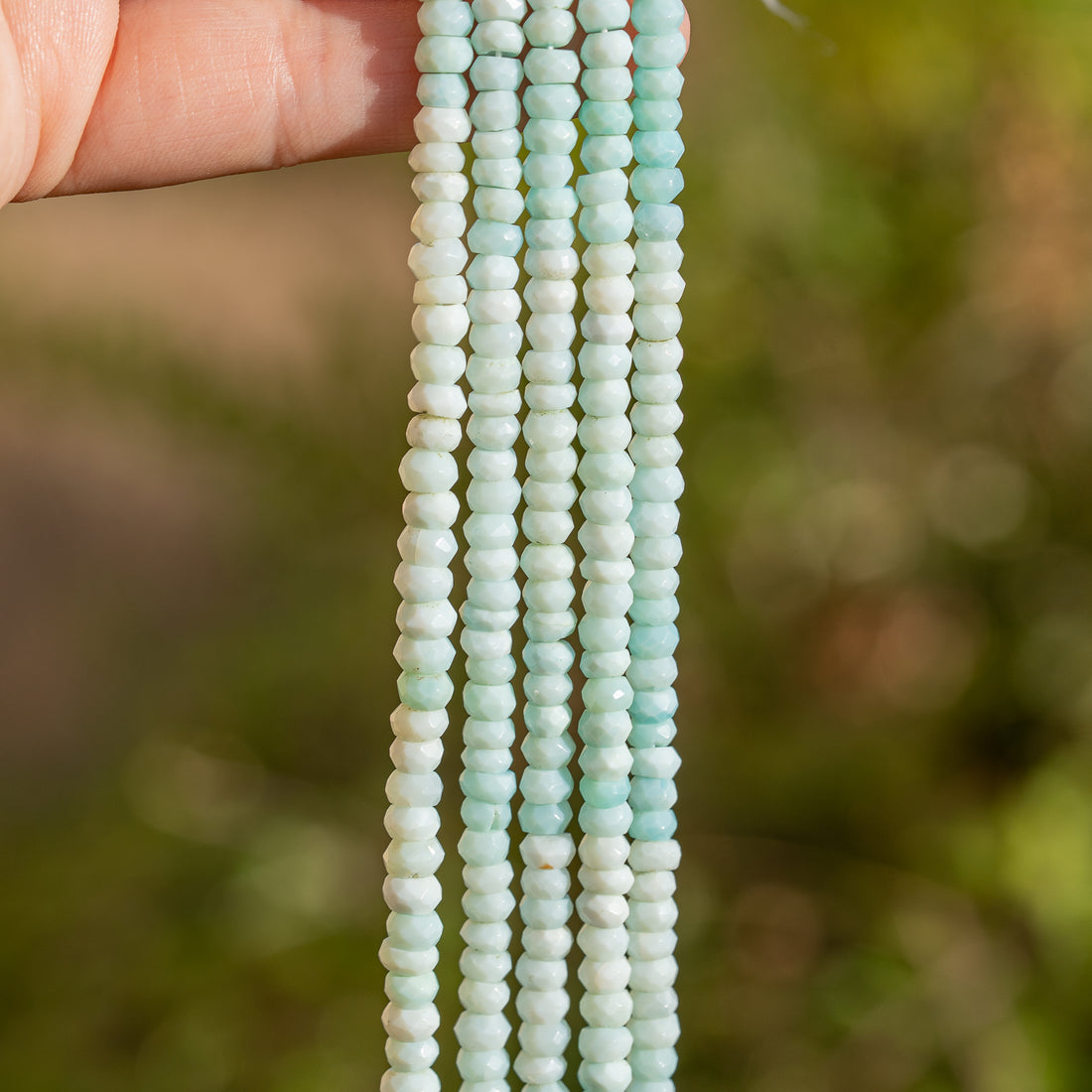 Fils de 33 cm de perles rondelles facettes en Opale bleue de env 5 x 3 mm