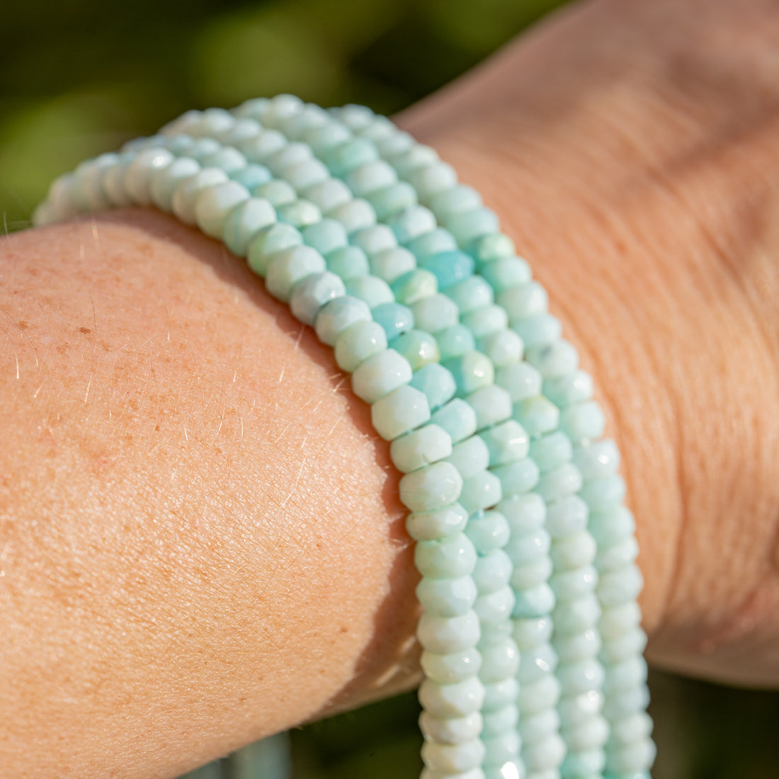 Fils de 33 cm de perles rondelles facettes en Opale bleue de env 5 x 3 mm