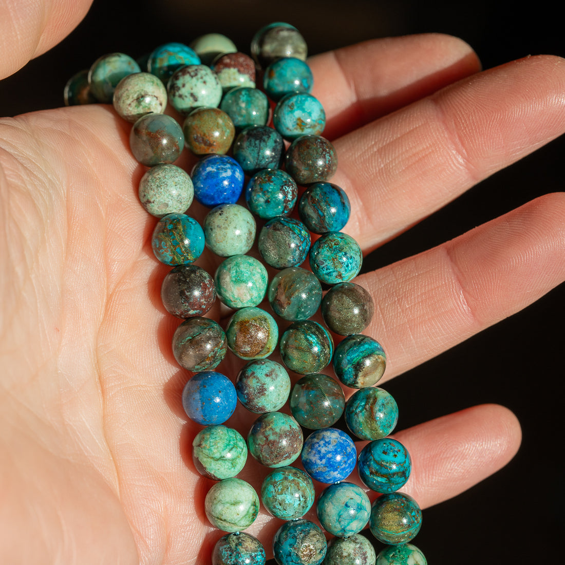 Perles rondes lisses de Chrysocolle grade a de 8,5 mm ( 1/2 rang de env 22 perles )