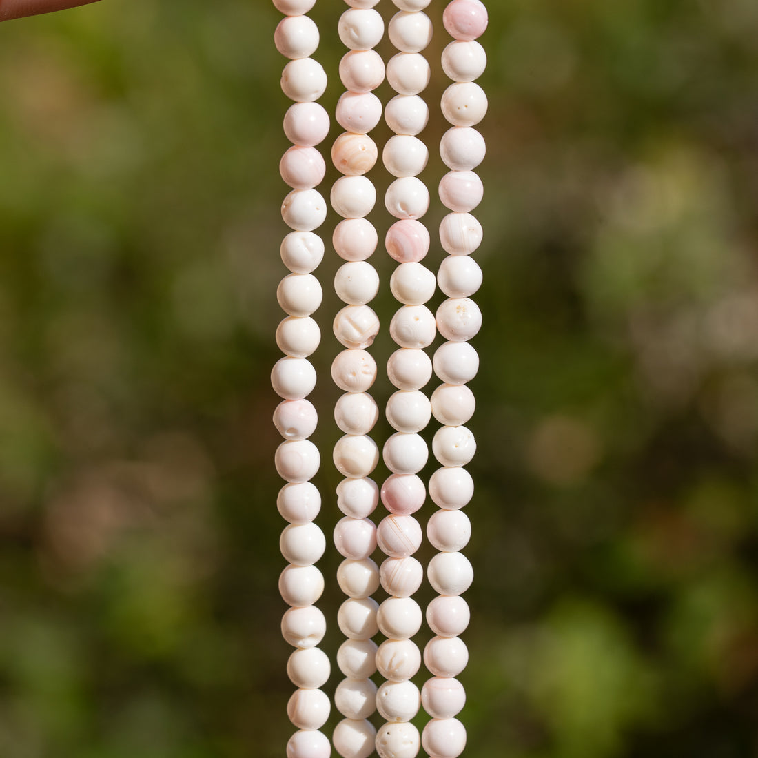 Perles rondes lisses de nacre rosée de 5 mm ( rang de env 40 cm et 82 perles )