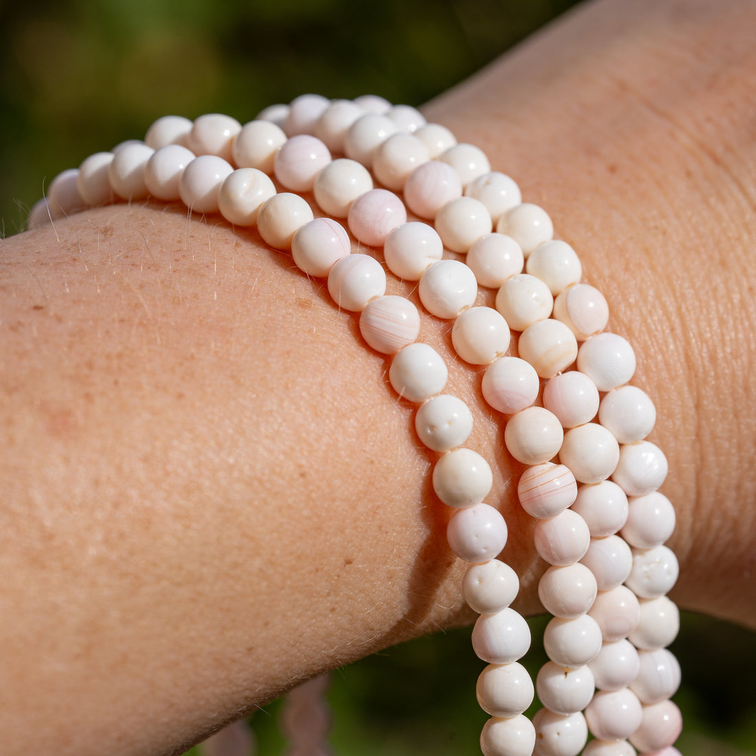 Perles rondes lisses de nacre rosée de 5 mm ( rang de env 40 cm et 82 perles )