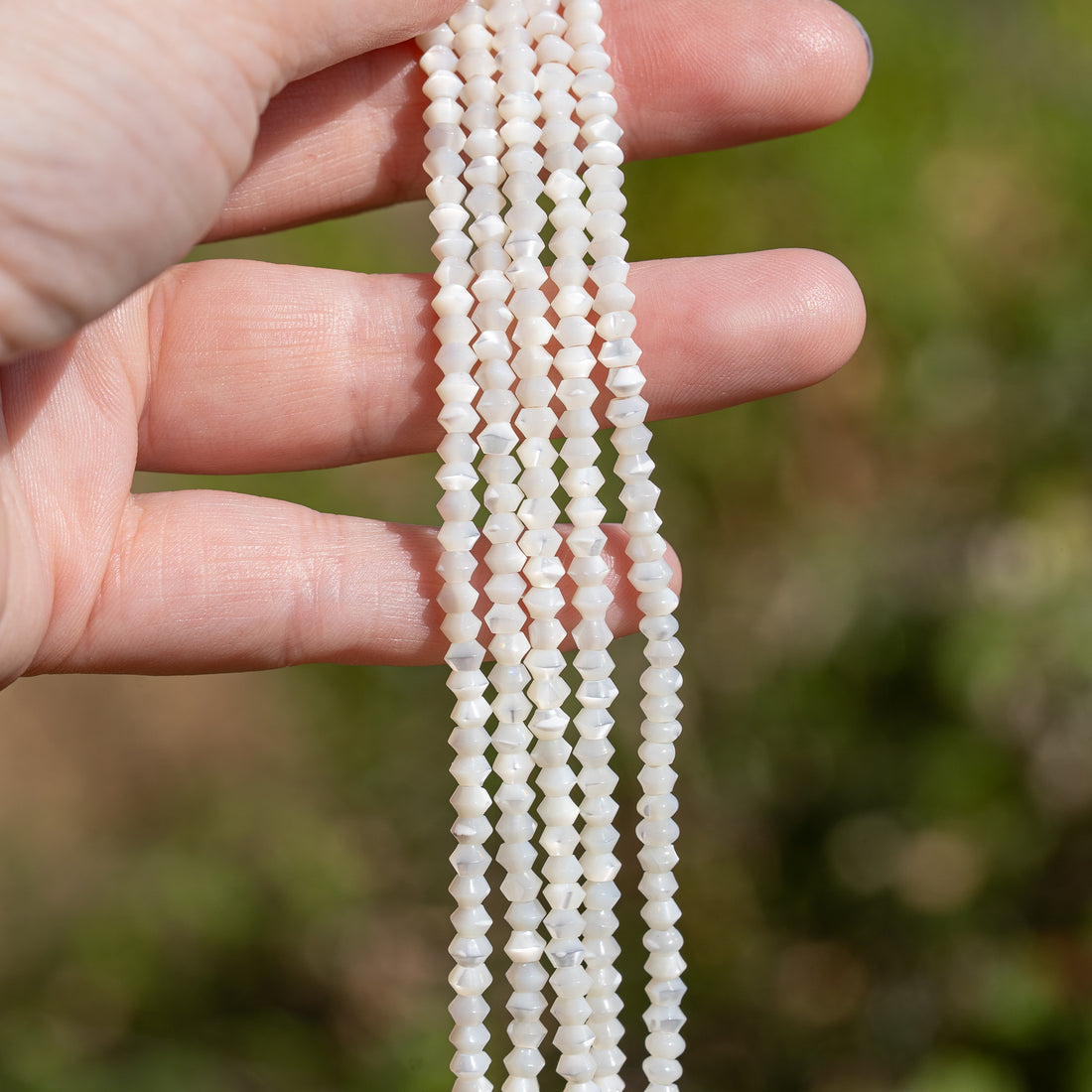 Perles rondelles toupies de nacre blanche de 4 x 2,5 mm ( rang de env 39 cm et 136 perles )