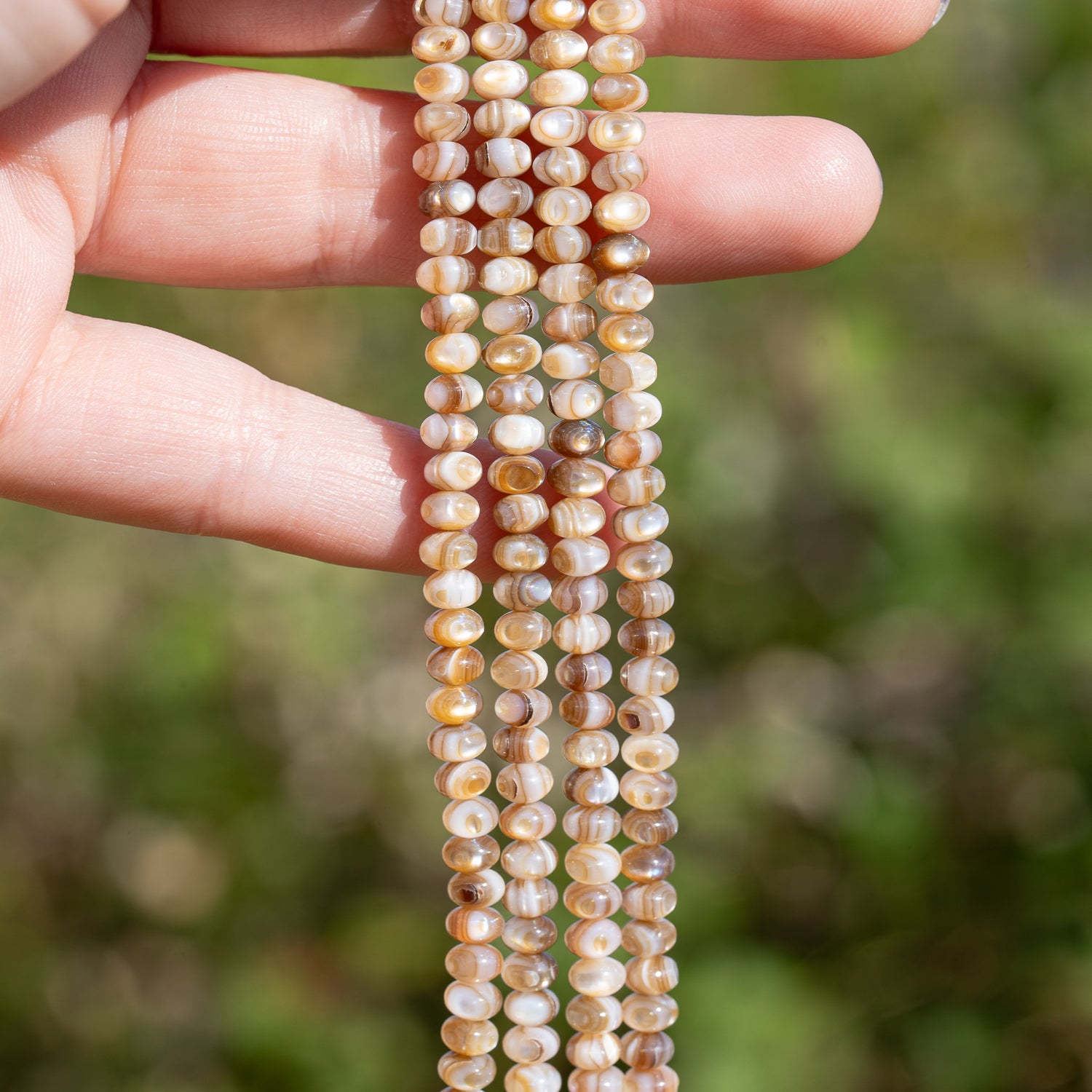 Perles rondelles lisses de nacre beige irisé de 5 x 3,5 mm ( rang de env 39 cm et 100 perles )