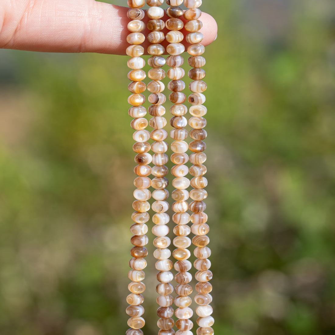 Perles rondelles lisses de nacre beige irisé de 5 x 3,5 mm ( rang de env 39 cm et 100 perles )