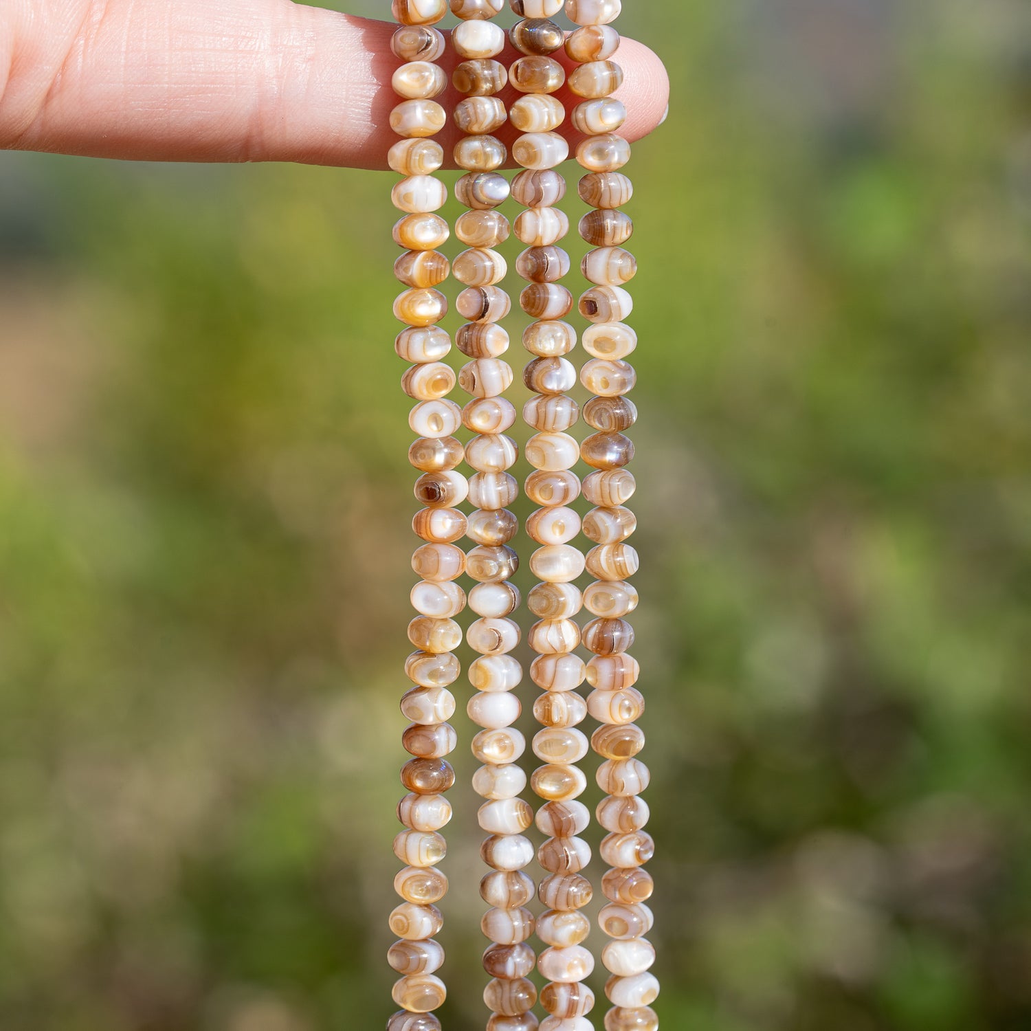 Perles rondelles lisses de nacre beige irisé de 5 x 3,5 mm ( rang de env 39 cm et 100 perles )