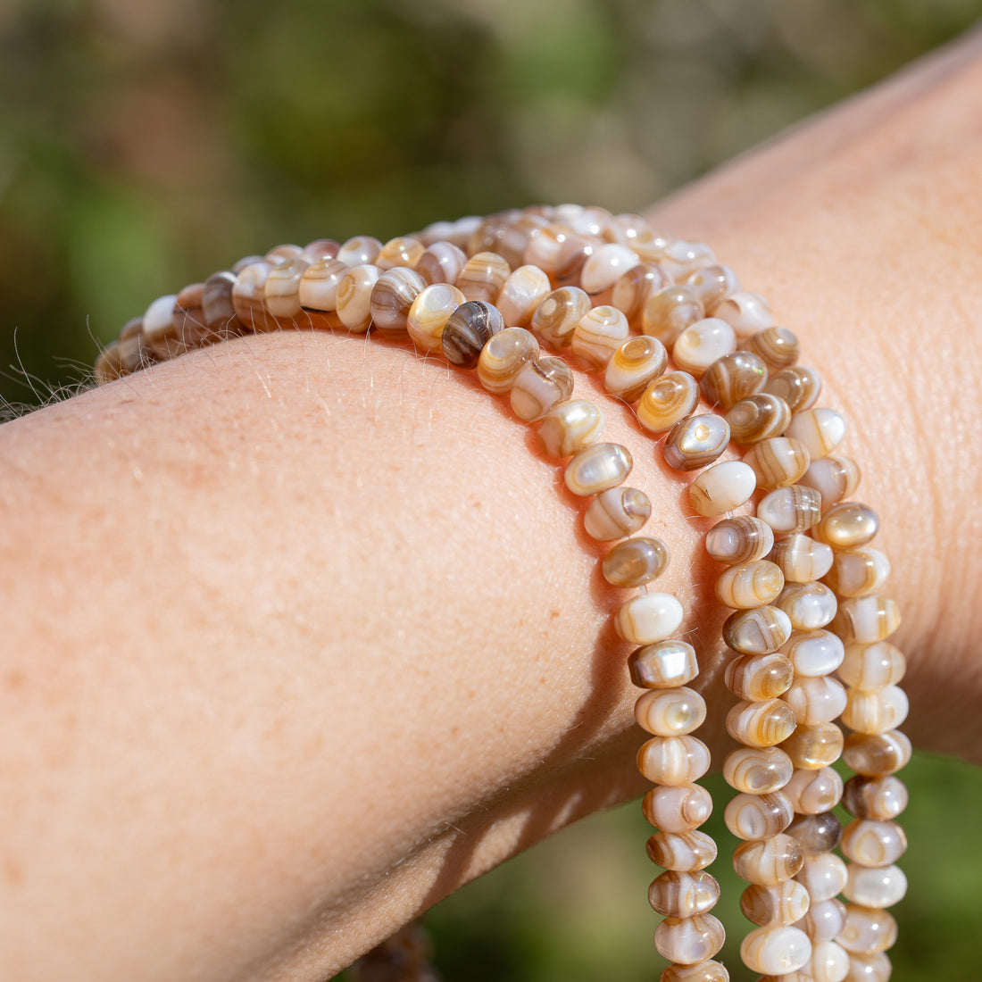 Perles rondelles lisses de nacre beige irisé de 5 x 3,5 mm ( rang de env 39 cm et 100 perles )