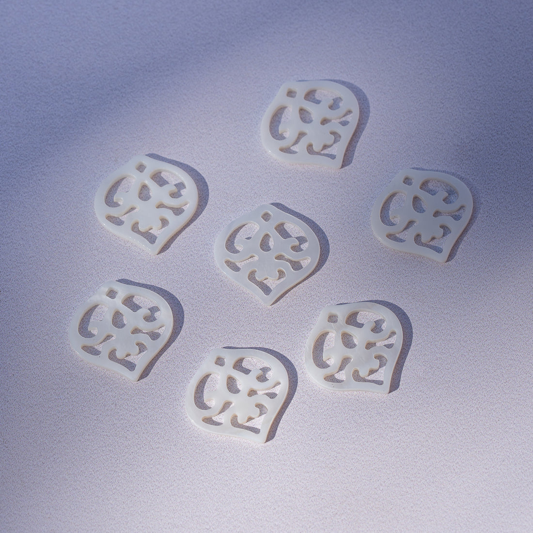 Breloques coeur ajourées en nacre de 19 mm ( à l&