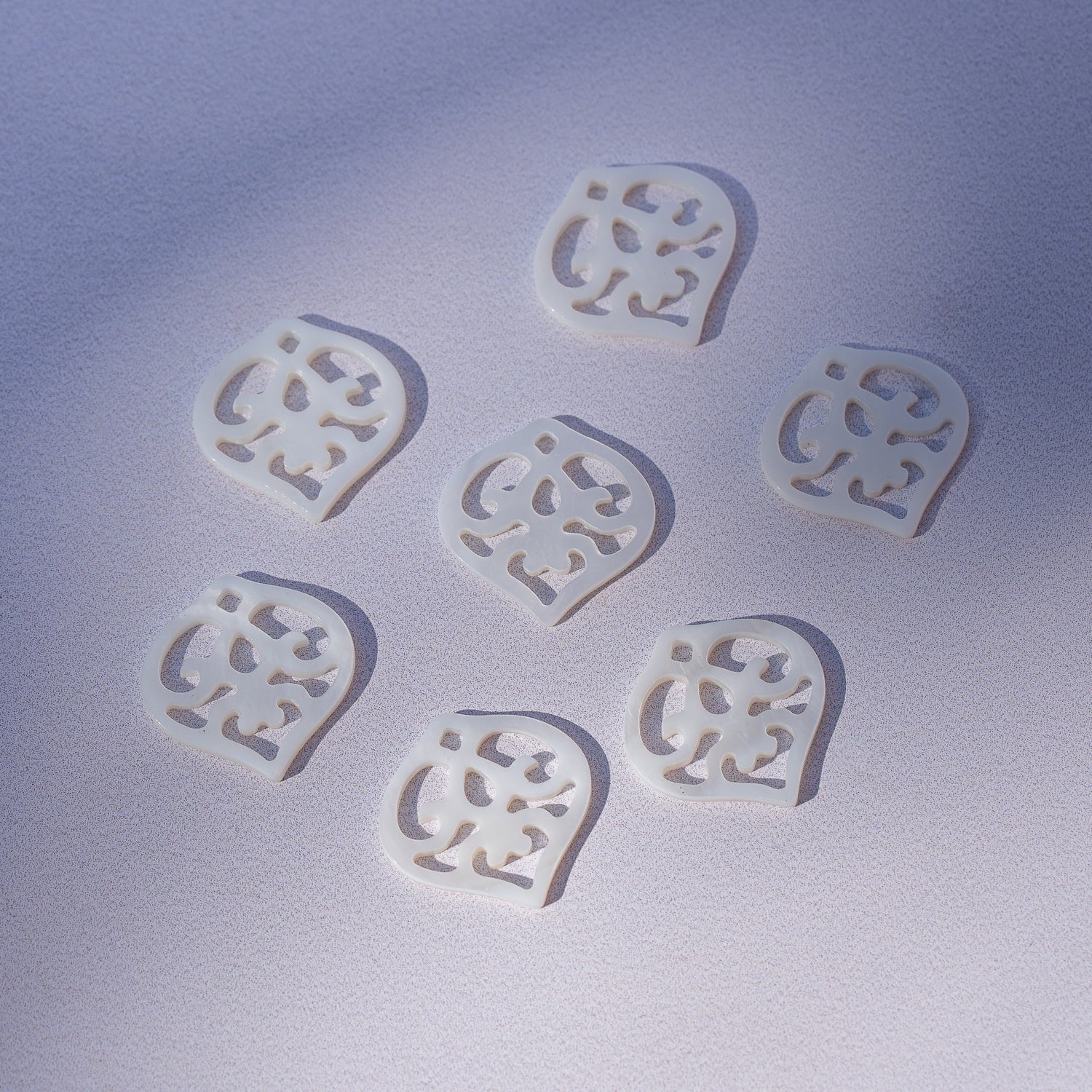 Breloques coeur ajourées en nacre de 19 mm ( à l&