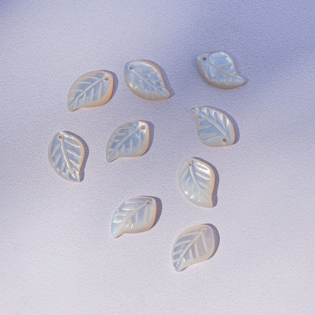 Breloques feuille en nacre blanche de 15 x 10 mm ( à l&