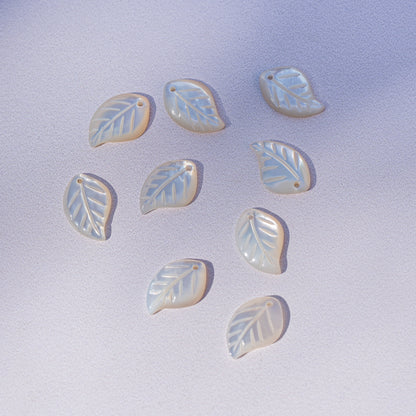 Breloques feuille en nacre blanche de 15 x 10 mm ( à l&