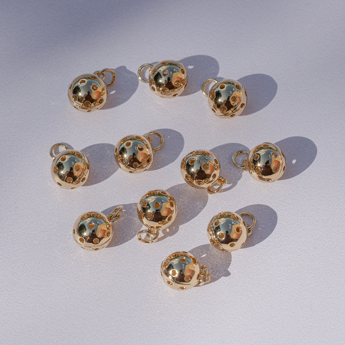 Breloques sphères ajourées en laiton plaqué or 18k de 10 mm ( à l&