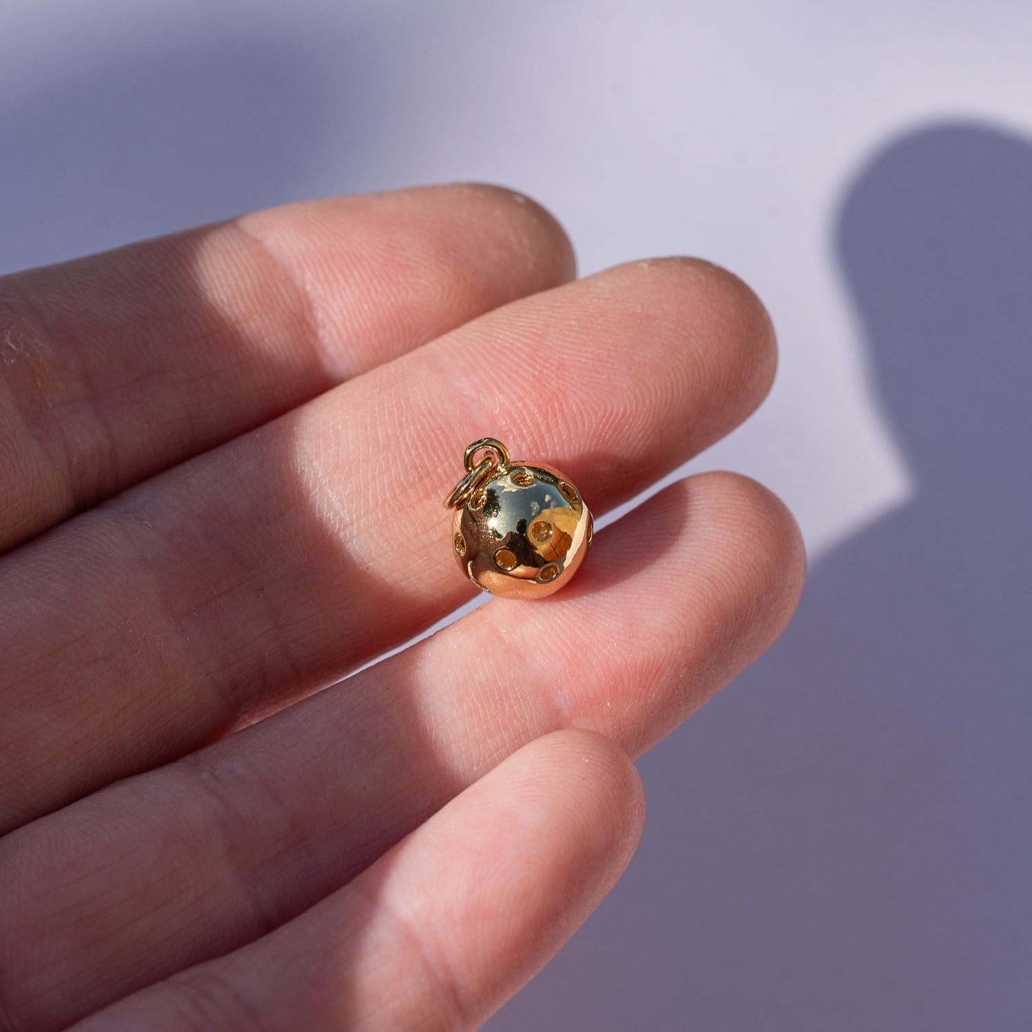 Breloques sphères ajourées en laiton plaqué or 18k de 10 mm ( à l&