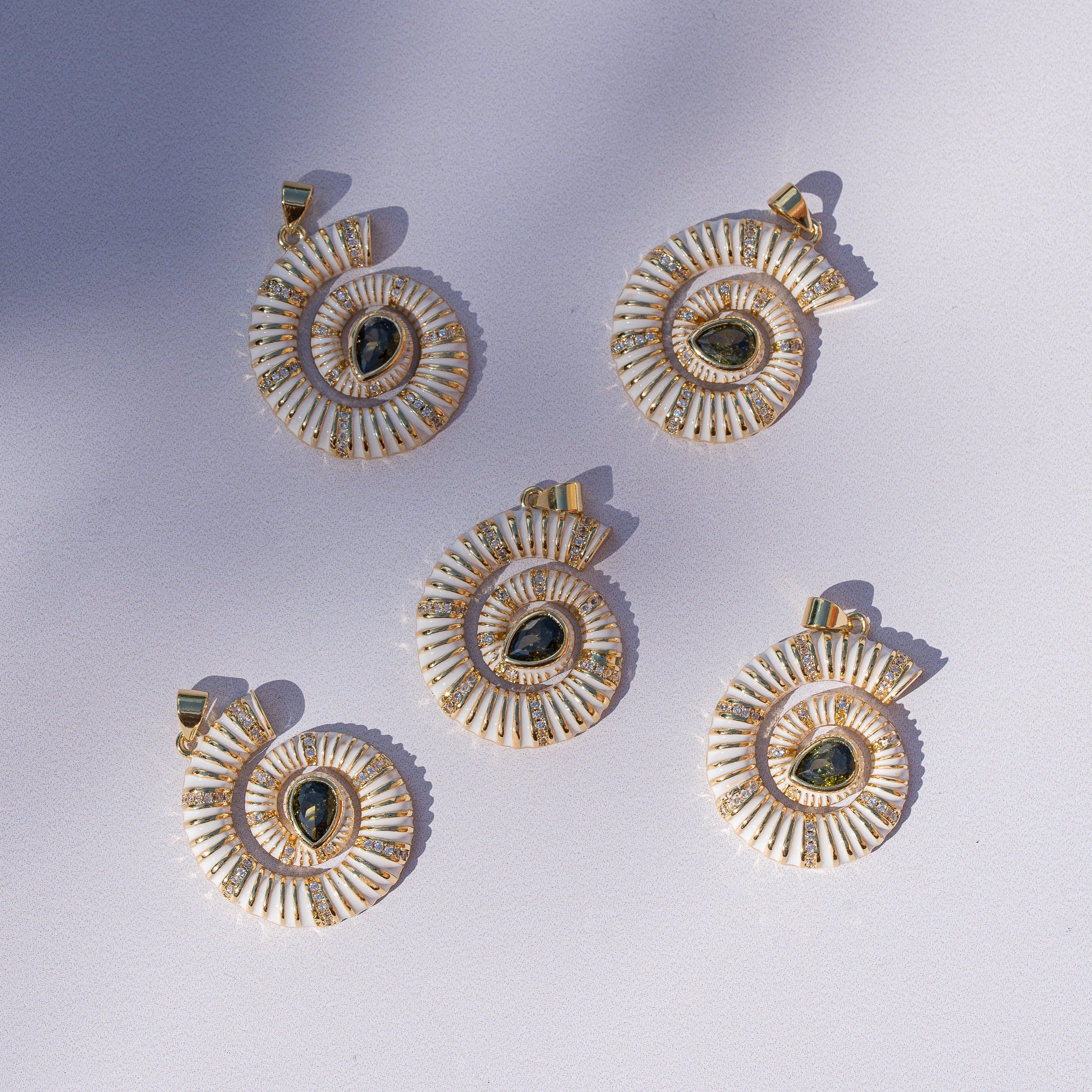 Breloques coquillages émaillées blanc en laiton plaqué or et zirconium vert 18k de 29 mm ( à l&
