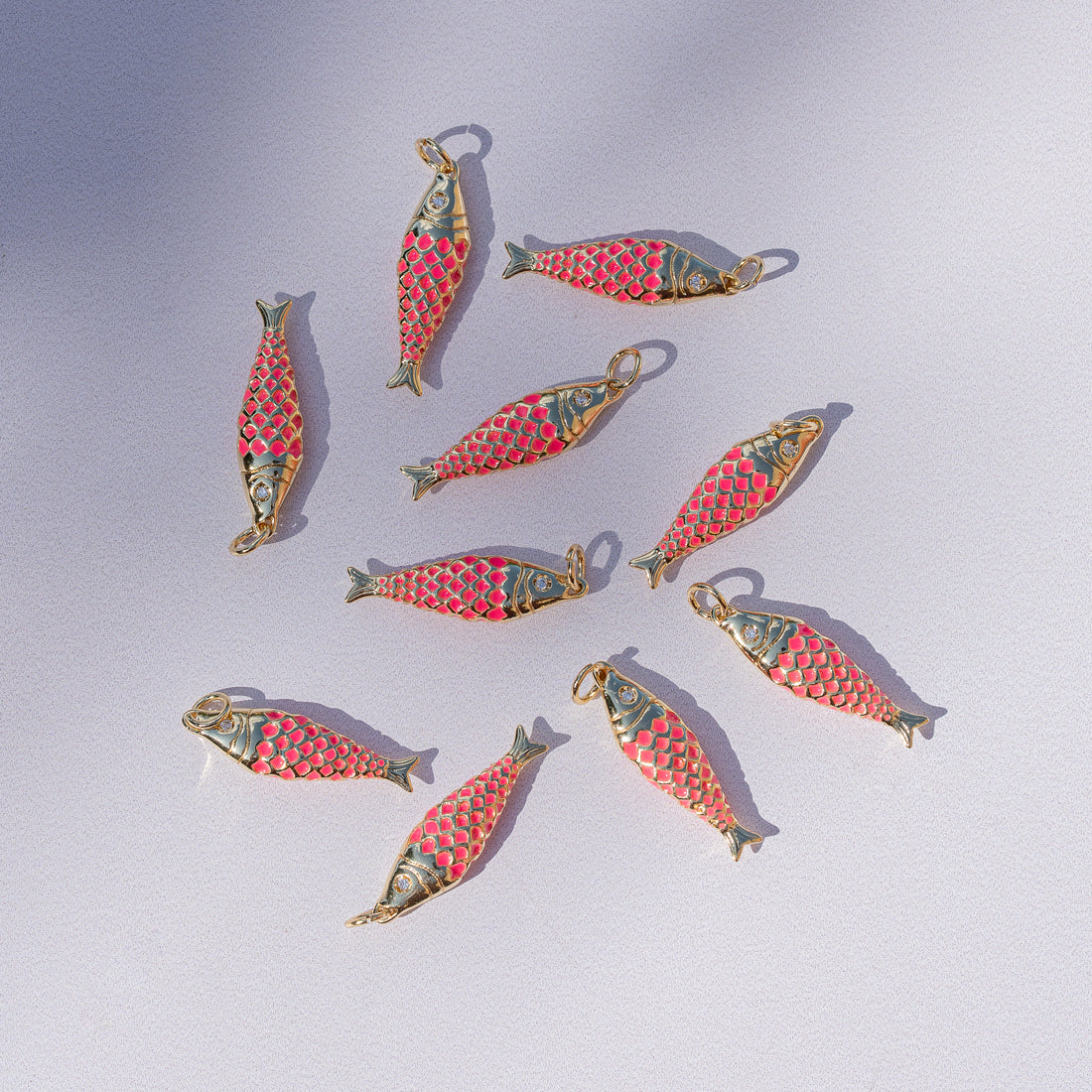Breloques poissons émaillées rose fluo en laiton plaqué or 18k et zirconium de 25,5 mm ( à l&