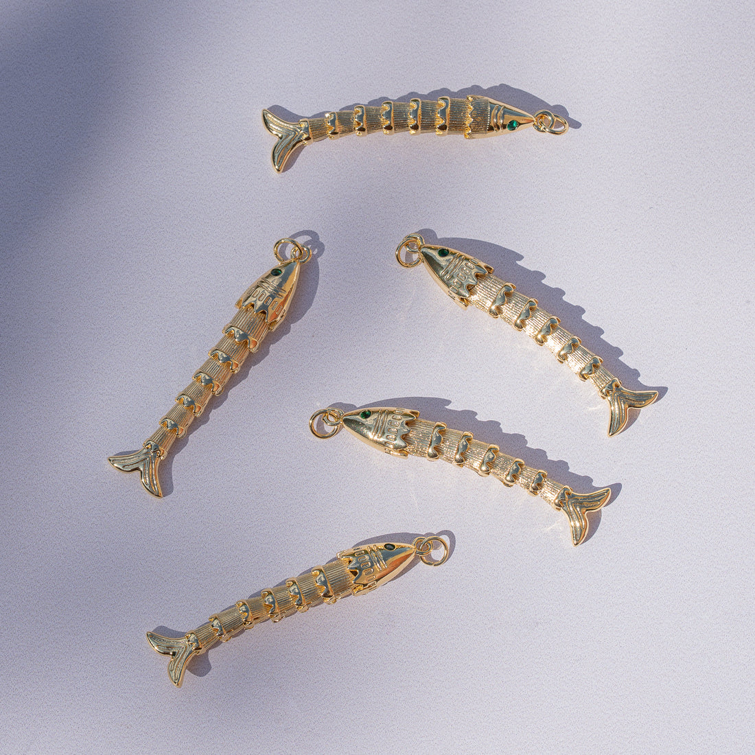 Breloques poissons articulées en laiton plaqué or 18k et zirconium vert de 48 mm ( à l&