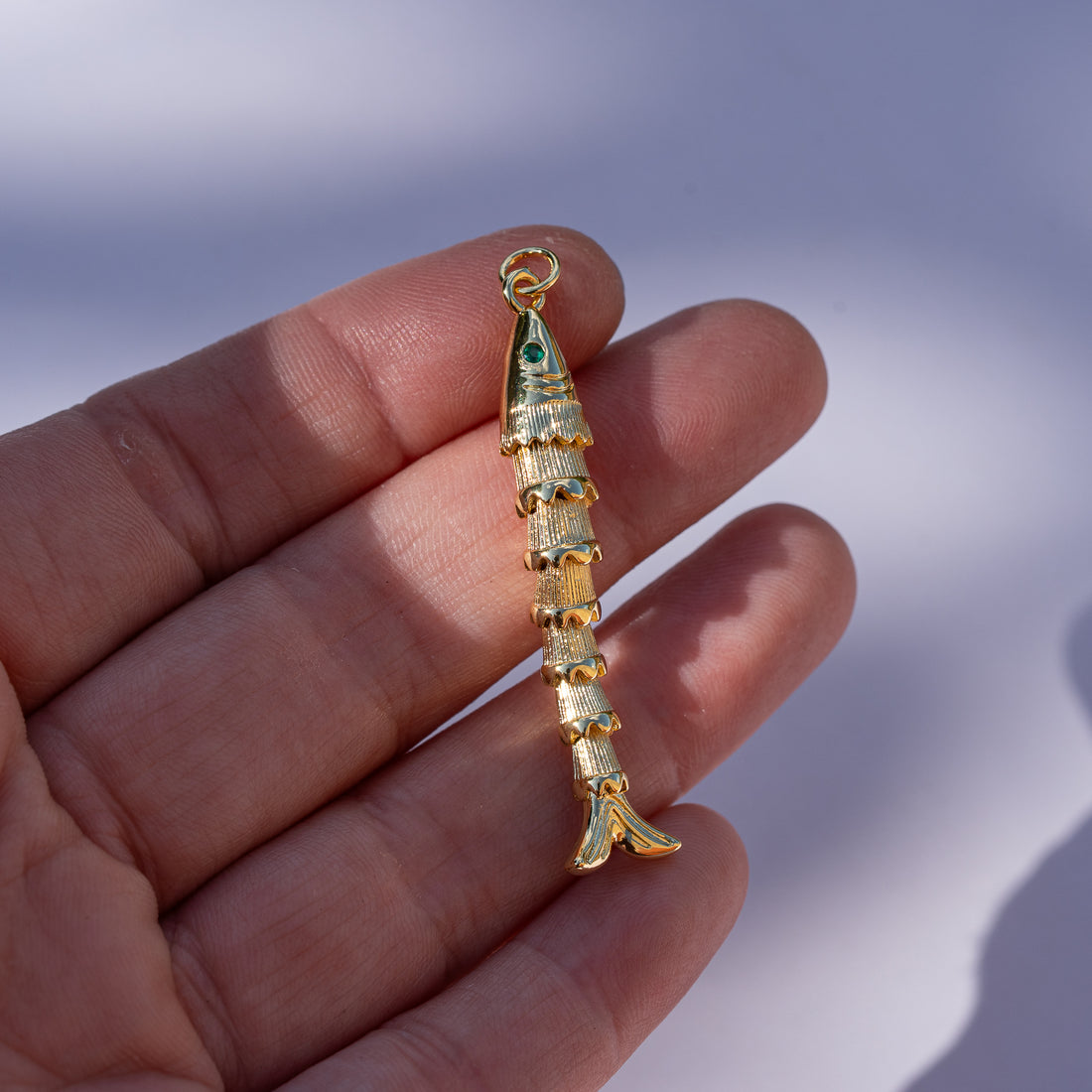 Breloques poissons articulées en laiton plaqué or 18k et zirconium vert de 48 mm ( à l&