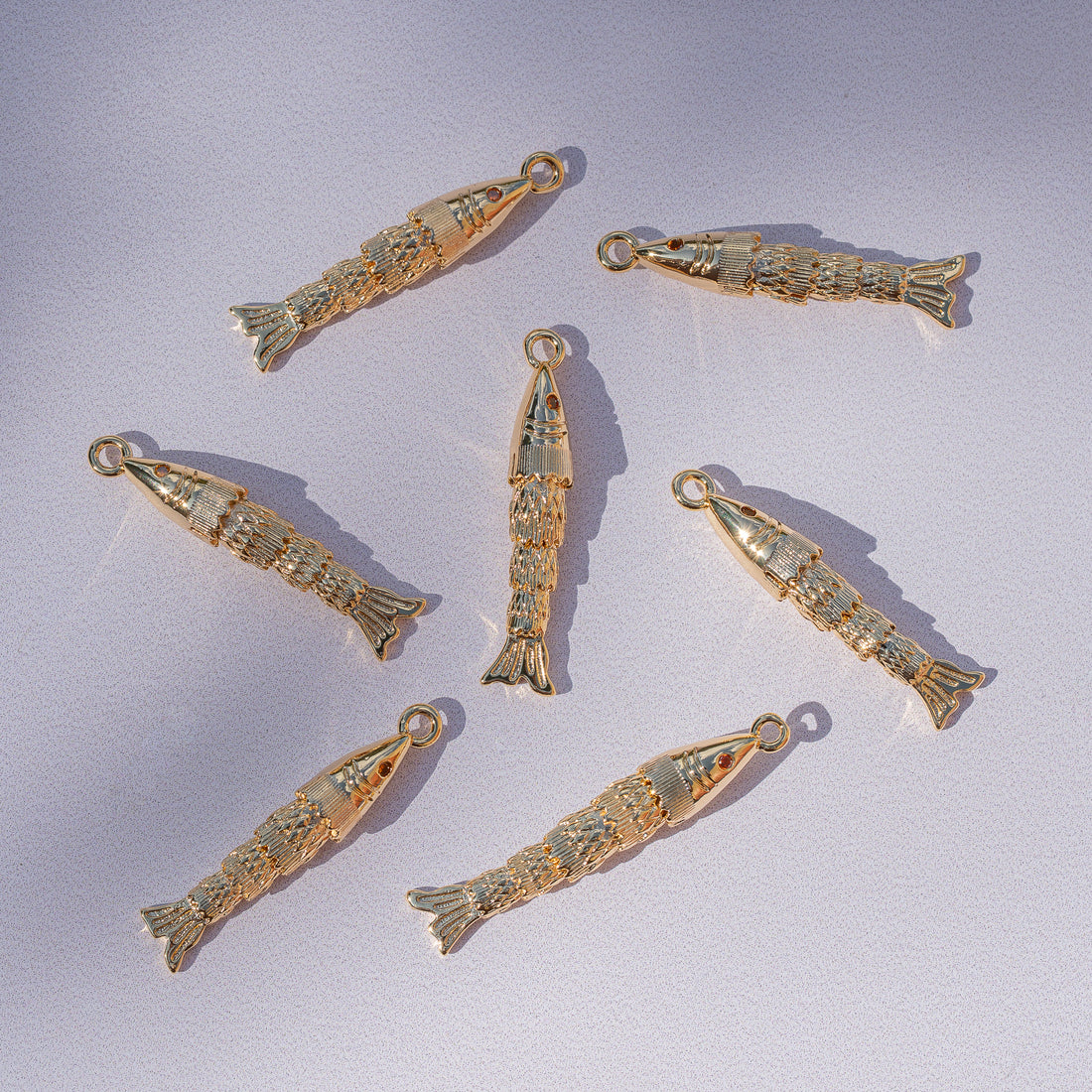 Breloques poissons articulées en laiton plaqué or 18k et zirconium orange de 29,5 mm ( à l&