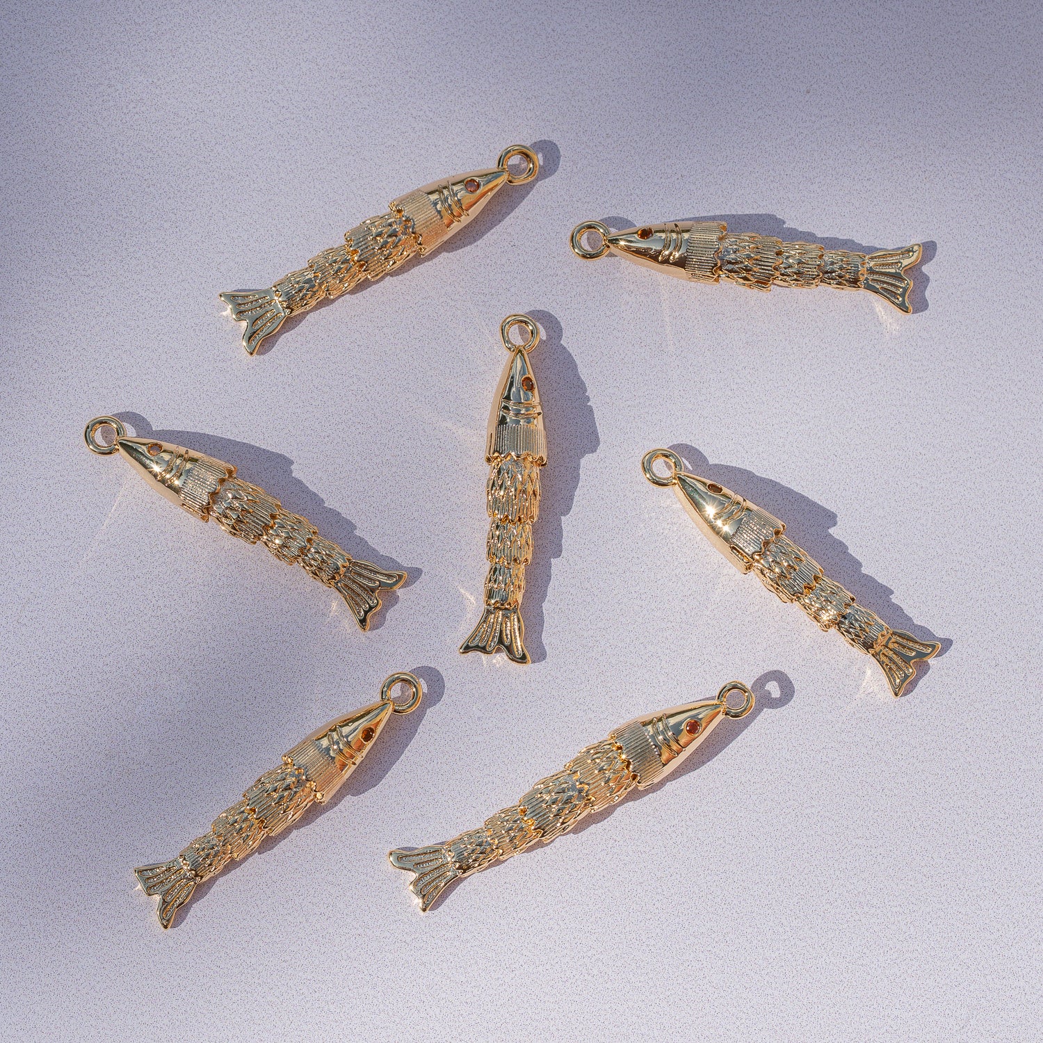 Breloques poissons articulées en laiton plaqué or 18k et zirconium orange de 29,5 mm ( à l&