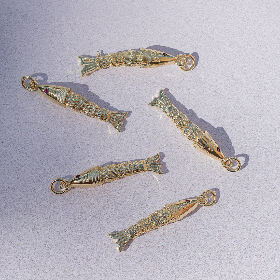 Breloques poissons articulées en laiton plaqué or 18k et zirconium rose de 31 mm ( à l&