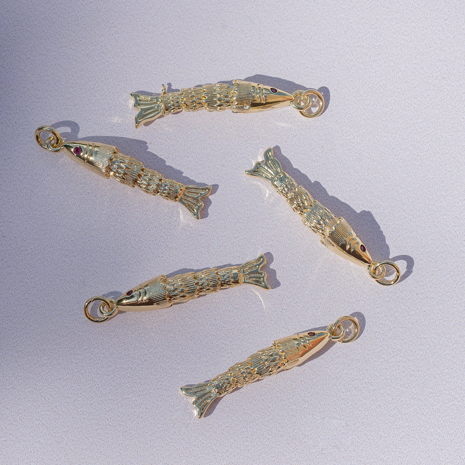 Breloques poissons articulées en laiton plaqué or 18k et zirconium rose de 31 mm ( à l&