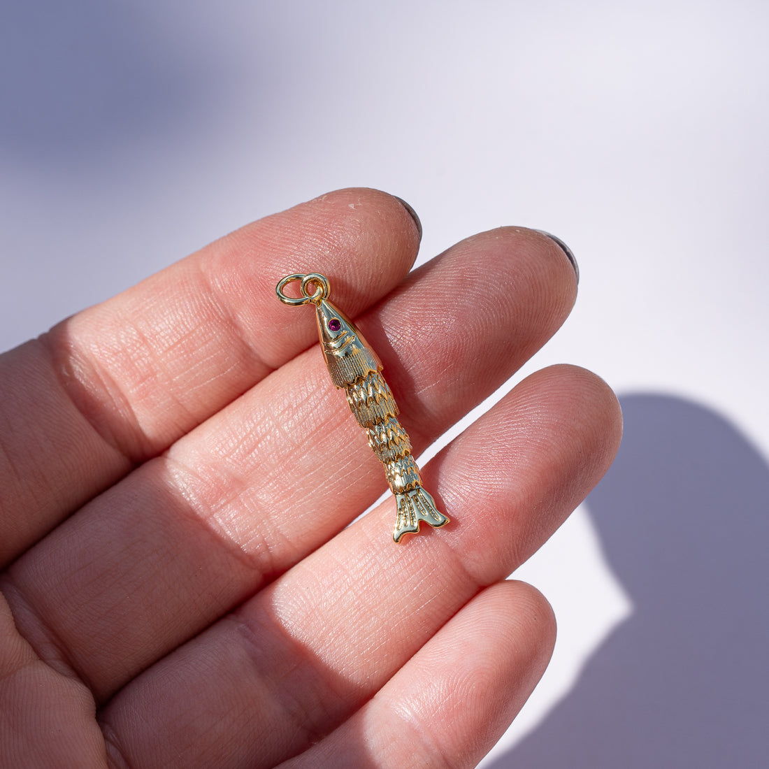 Breloques poissons articulées en laiton plaqué or 18k et zirconium rose de 31 mm ( à l&