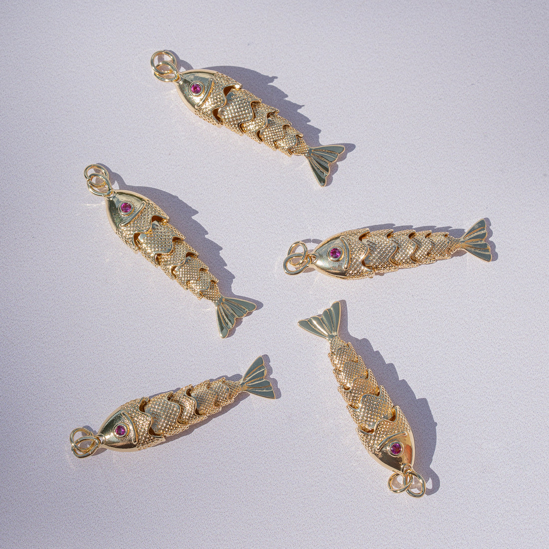 Breloques poissons articulées en laiton plaqué or 18k et zirconium rose de 41 mm ( à l&