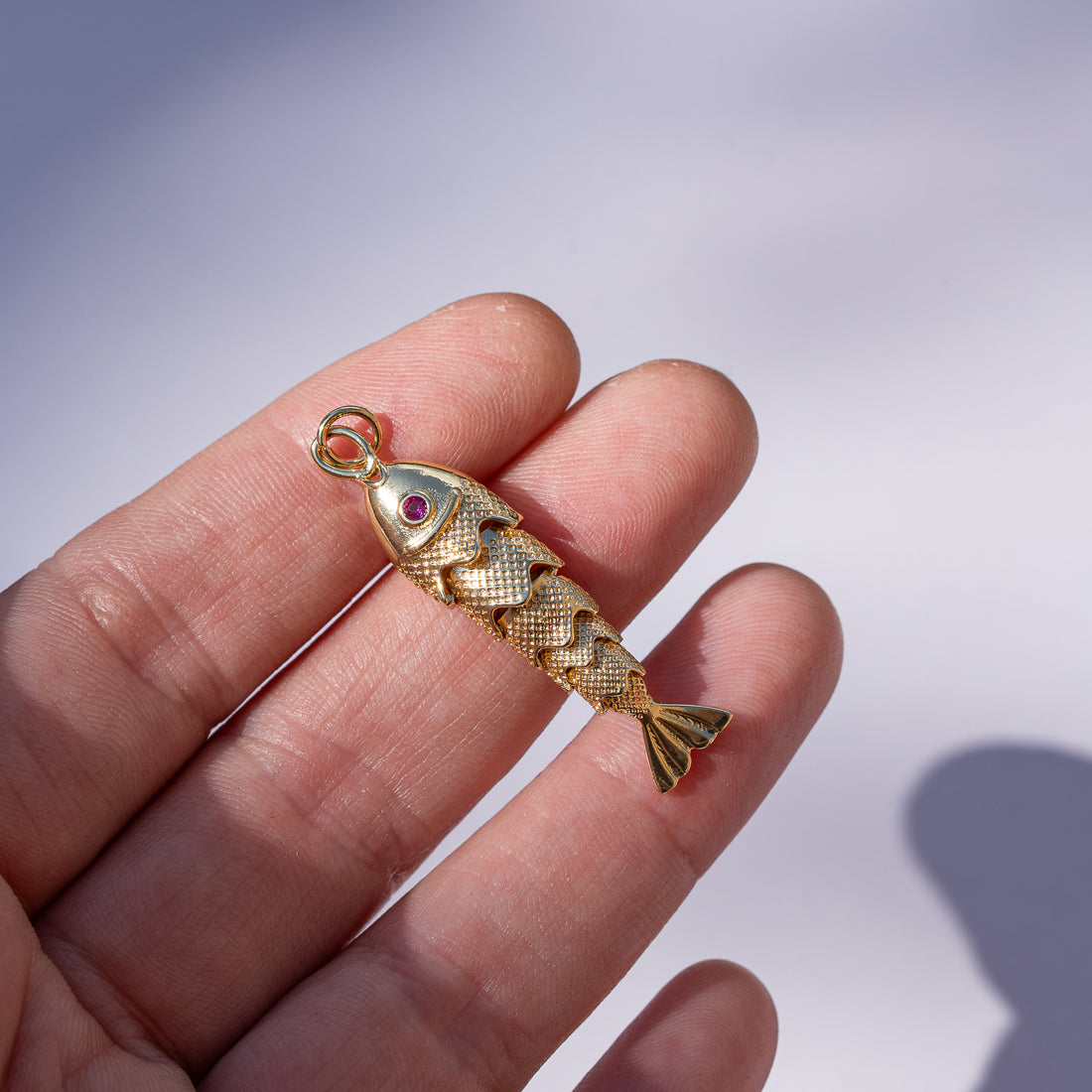 Breloques poissons articulées en laiton plaqué or 18k et zirconium rose de 41 mm ( à l&