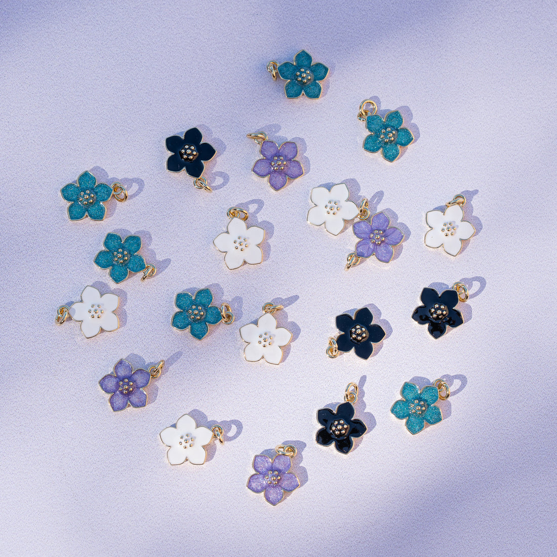Breloques fleurs émaillées en laiton plaqué or 18K de 13 mm couleurs au choix ( à l&